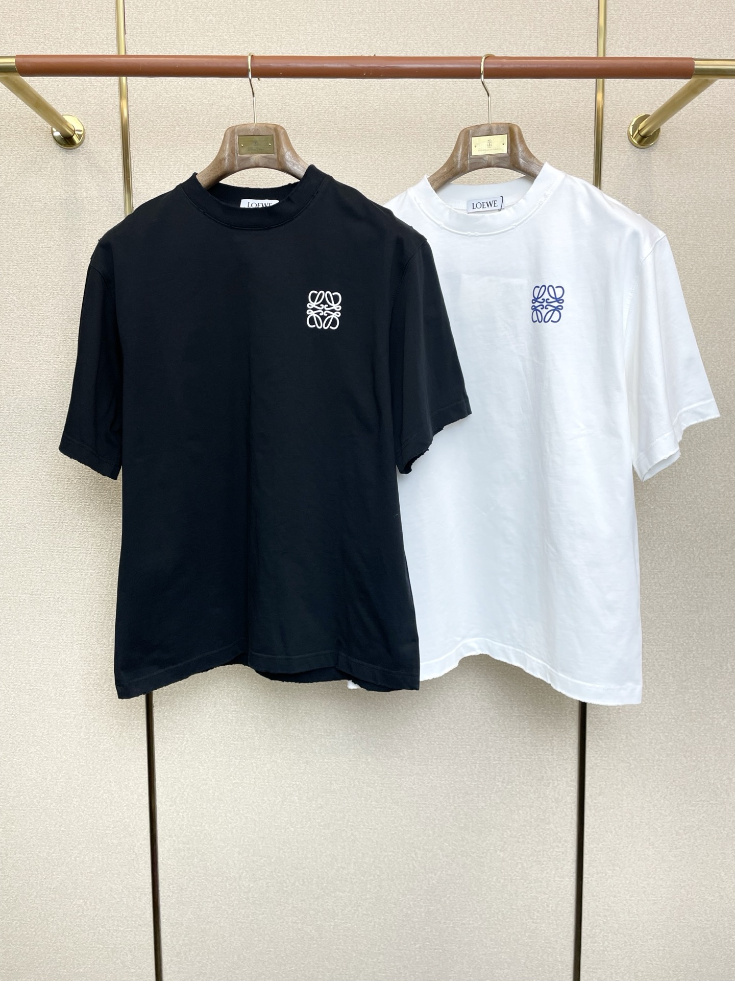 NO:624728,.LOEWE Luo Yiwei's new style is a must-have!  New original men's casual spring and summer short sleeves, high-end customization, high-end version, fashionable and versatile, popular imported fabrics, super soft and delicate to the touch, skin-friendly and comfortable to wear, high-end boutique, fine upper body made by the factory, very good, men's must-have items, complete with three standards, size M-2XL, loewe, loewe, T-shirt, alexander wang19860909.LOEWE罗意威砸锅卖铁都要上的新款！新款原单男士休闲春夏短袖 高端定制 高端版本 时尚百搭爆款进口面料 手感超柔软细腻 穿着亲肤舒适 高端精品 代工厂精细做上身非常赞 男士必备单品 三标齐全 码数M-2XL,,loewe,loewe,T-shirt,alexander wang,Men's clothing