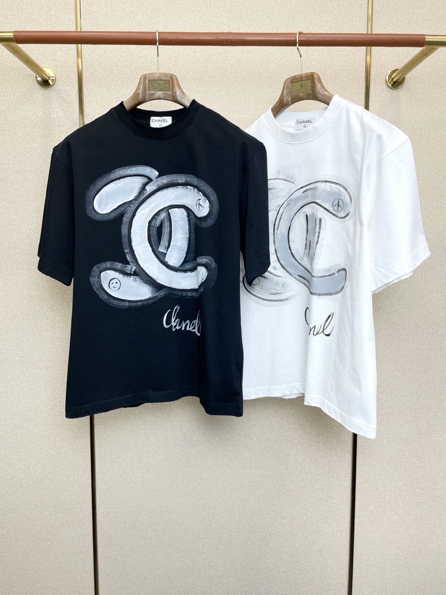 NO:627910,.CHANEL Chanel is a new model that will sell everything!  New original men's casual spring and summer short sleeves, high-end customization, high-end version, fashionable and versatile, popular imported fabrics, super soft and delicate to the touch, skin-friendly and comfortable to wear, high-end boutique, exquisite upper body made by the factory, very good, men's must-have items, complete with three standards, size M-2XL,,chanel,chanel,T-shirt,alexander wang19860909.CHANEL香奈儿砸锅卖铁都要上的新款！新款原单男士休闲春夏短袖 高端定制 高端版本 时尚百搭爆款进口面料 手感超柔软细腻 穿着亲肤舒适 高端精品 代工厂精细做上身非常赞 男士必备单品 三标齐全 码数M-2XL,,chanel,chanel,T-shirt,alexander wang,Men's clothing