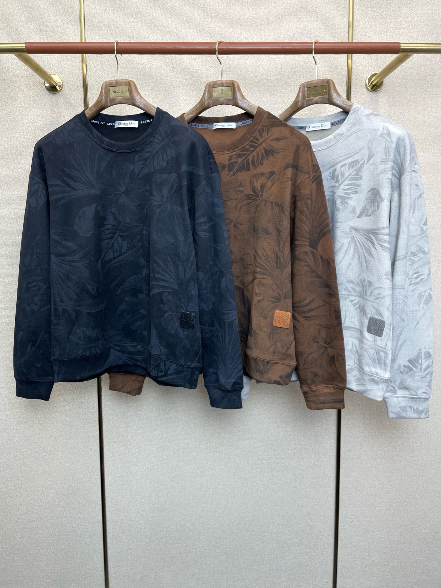 NO:627963,.Dior’s new style is a must-have!  New original men's casual sweatshirt, high-end customized, high-end version, fashionable and versatile, popular imported fabrics, super soft and delicate to the touch, skin-friendly and comfortable to wear, high-end boutique, the upper body is finely made by the factory, very good, a must-have item for men, complete with three standards, size M-3XL, dior, dior, hoodie, sweatshirts, alexander wang19860909.Dior迪奥砸锅卖铁都要上的新款！新款原单男士休闲卫衣 高端定制 高端版本 时尚百搭爆款进口面料 手感超柔软细腻 穿着亲肤舒适 高端精品 代工厂精细做上身非常赞 男士必备单品 三标齐全 码数M-3XL,,dior,dior,hoodie,sweatshirts,alexander wang,Men's clothing