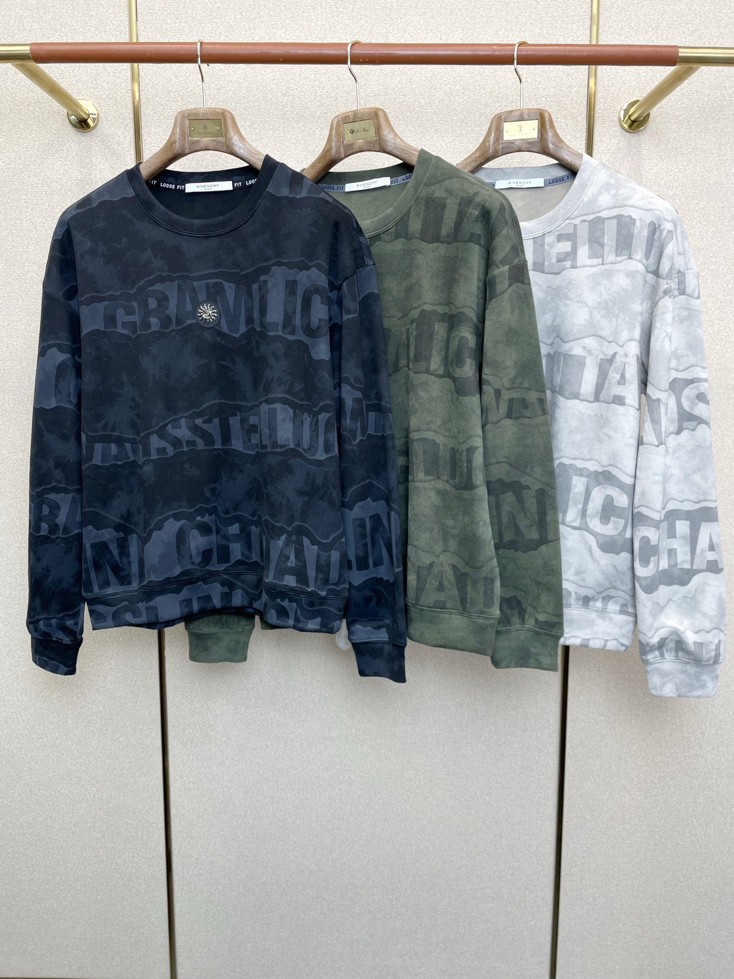 NO:627918,.Givenchy Givenchy’s new style is a must-have!  New original men's casual sweatshirt, high-end customization, high-end version, fashionable and versatile imported fabrics, super soft and delicate to the touch, skin-friendly and comfortable to wear, high-end boutique, the upper body is finely made by the factory, very good, a must-have item for men, complete with three standards, size M-3XL,,givenchy,givenchy,hoodie,sweatshirts,alexander wang19860909.Givenchy纪梵希砸锅卖铁都要上的新款！新款原单男士休闲卫衣 高端定制 高端版本 时尚百搭爆款进口面料 手感超柔软细腻 穿着亲肤舒适 高端精品 代工厂精细做上身非常赞 男士必备单品 三标齐全 码数M-3XL,,givenchy,givenchy,hoodie,sweatshirts,alexander wang,Men's clothing