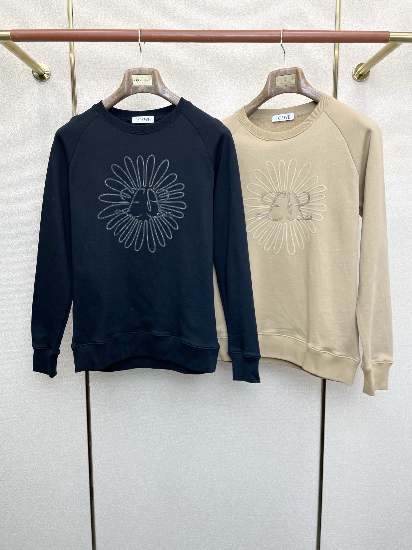 NO:627949,.LOEWE Luo Yiwei's new style is a must-have!  New original men's casual sweatshirt, high-end customization, high-end version, fashionable and versatile imported fabrics, super soft and delicate to the touch, skin-friendly and comfortable to wear, high-end boutique, the upper body is finely made by the factory, very good, a must-have item for men, complete with three standards, size M-3XL,,loewe,loewe,hoodie,sweatshirts,alexander wang19860909.LOEWE罗意威砸锅卖铁都要上的新款！新款原单男士休闲卫衣 高端定制 高端版本 时尚百搭爆款进口面料 手感超柔软细腻 穿着亲肤舒适 高端精品 代工厂精细做上身非常赞 男士必备单品 三标齐全 码数M-3XL,,loewe,loewe,hoodie,sweatshirts,alexander wang,Men's clothing