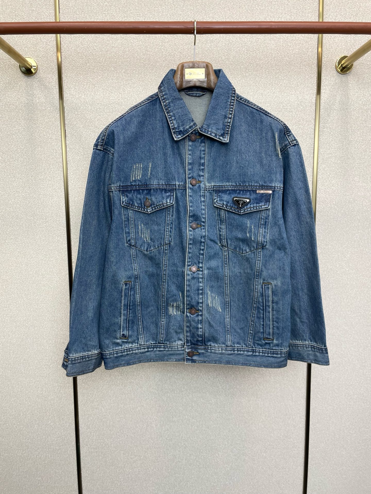 NO:627958,.Prada is a new model that will sell everything!  New original men's casual denim jacket. Breathable and comfortable. High-end customization. High version. Fashionable and versatile imported fabrics. Super soft and delicate feel. Skin-friendly and comfortable to wear. High-end boutique. The upper body is finely made by the factory. It is a must-have item for men. Complete with three standards. Size M-4XL, prada, prada, jackets & coats, alexander wang19860909.Prada普拉达砸锅卖铁都要上的新款！新款原单男士休闲牛仔外套 透气舒适 高端定制 高版本 时尚百搭爆款进口面料 手感超柔软细腻 穿着亲肤舒适 高端精品 代工厂精细做上身非常赞 男士必备单品 三标齐全 码数M-4XL,,prada,prada,jackets & coats,alexander wang,Men's clothing