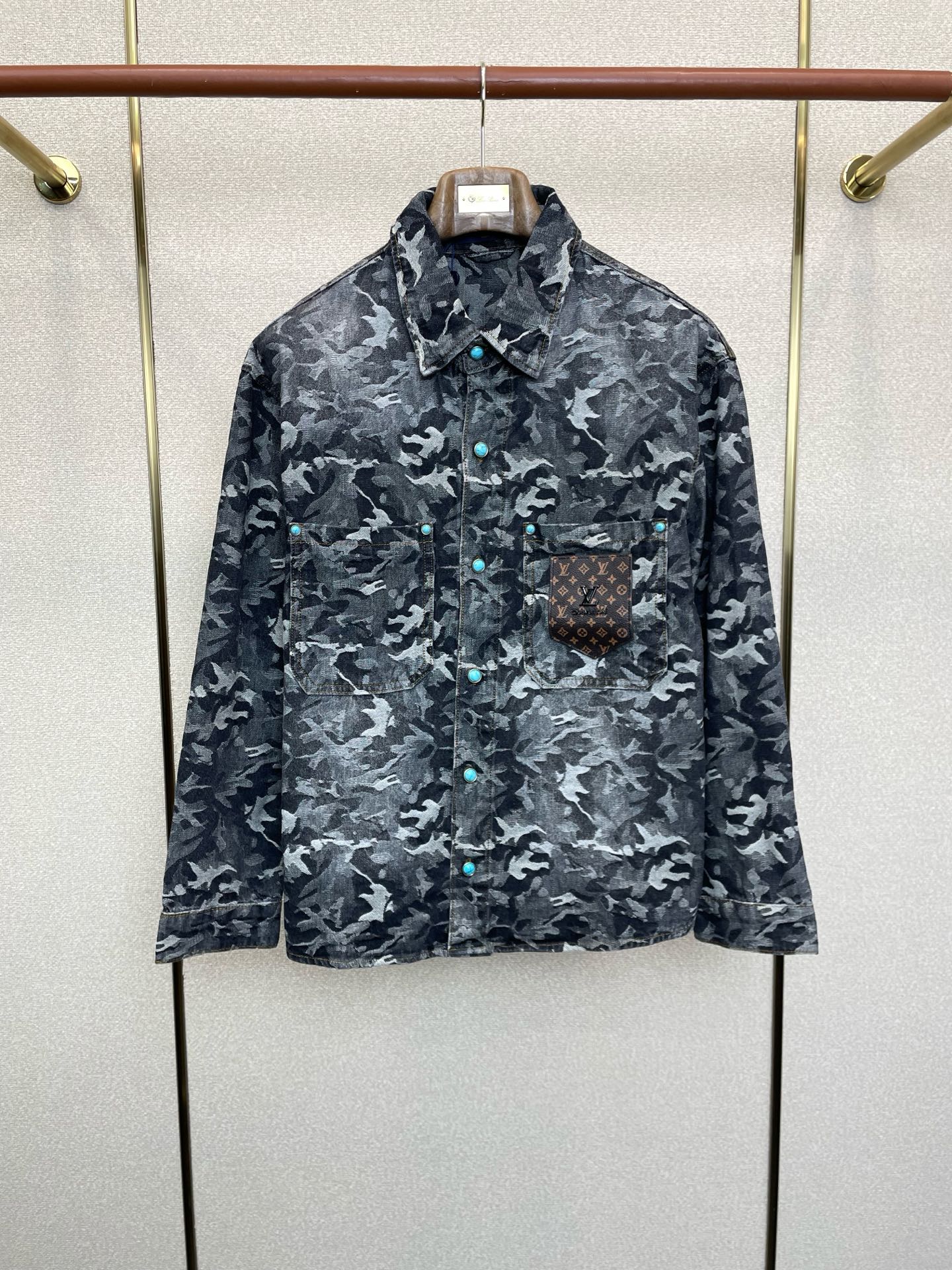 NO:627965,.Louis Vuitton Louis Vuitton’s new style is a must-have!  New original men's casual denim jacket. Breathable and comfortable. High-end customization. High version. Fashionable and versatile imported fabrics. Super soft and delicate feel. Skin-friendly and comfortable to wear. High-end boutique. The upper body is finely made by the factory. It is a must-have item for men. Complete with three standards. Size M-4XL, Louis vuitton, Louis vuitton, jackets & coats, alexander wang19860909.Louis Vuitton路易威登砸锅卖铁都要上的新款！新款原单男士休闲牛仔外套 透气舒适 高端定制 高版本 时尚百搭爆款进口面料 手感超柔软细腻 穿着亲肤舒适 高端精品 代工厂精细做上身非常赞 男士必备单品 三标齐全 码数M-4XL,,louis vuitton,louis vuitton,jackets & coats,alexander wang,Men's clothing