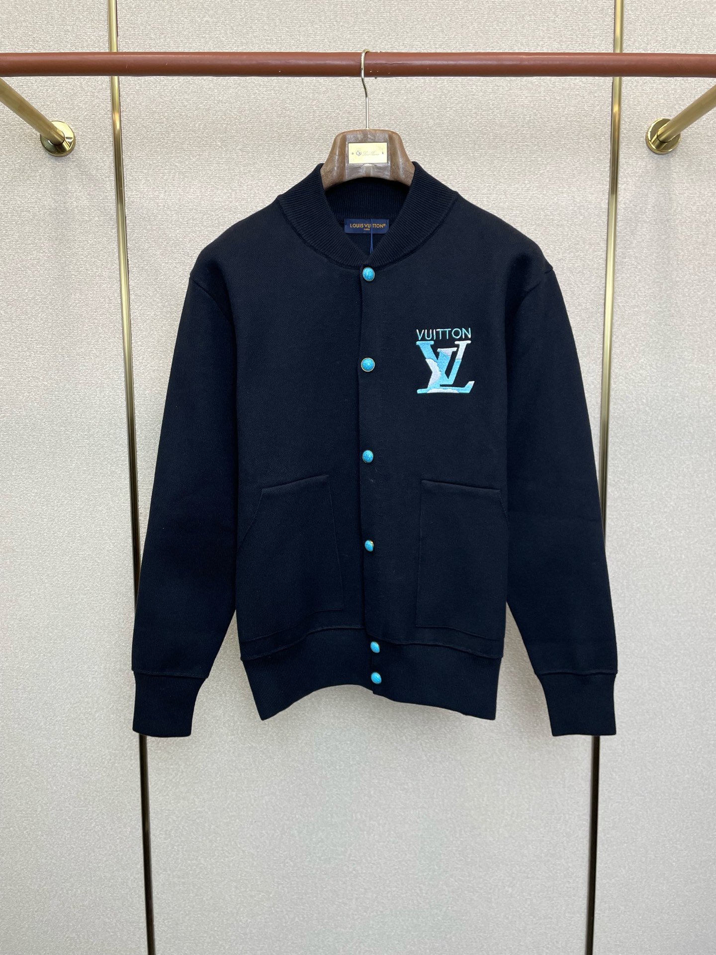 NO:627950,.Louis Vuitton Louis Vuitton’s new style is a must-have!  New original men's casual autumn and winter sweater jacket. High-end customization, high version, fashionable and versatile, popular imported fabrics, super soft and delicate to the touch, skin-friendly and comfortable to wear, high-end boutique, fine upper body made by the factory, very good, men's essential item, complete with three standards, size M-3XL,, louis vuitton, louis vuitton, jackets & coats, sweaters, alexander wang19860909.Louis Vuitton路易威登砸锅卖铁都要上的新款！新款原单男士休闲秋冬毛衣外套.高端定制 高版本 时尚百搭爆款进口面料 手感超柔软细腻 穿着亲肤舒适 高端精品 代工厂精细做上身非常赞 男士必备单品 三标齐全 码数M-3XL,,louis vuitton,louis vuitton,jackets & coats,sweaters,alexander wang,Men's clothing