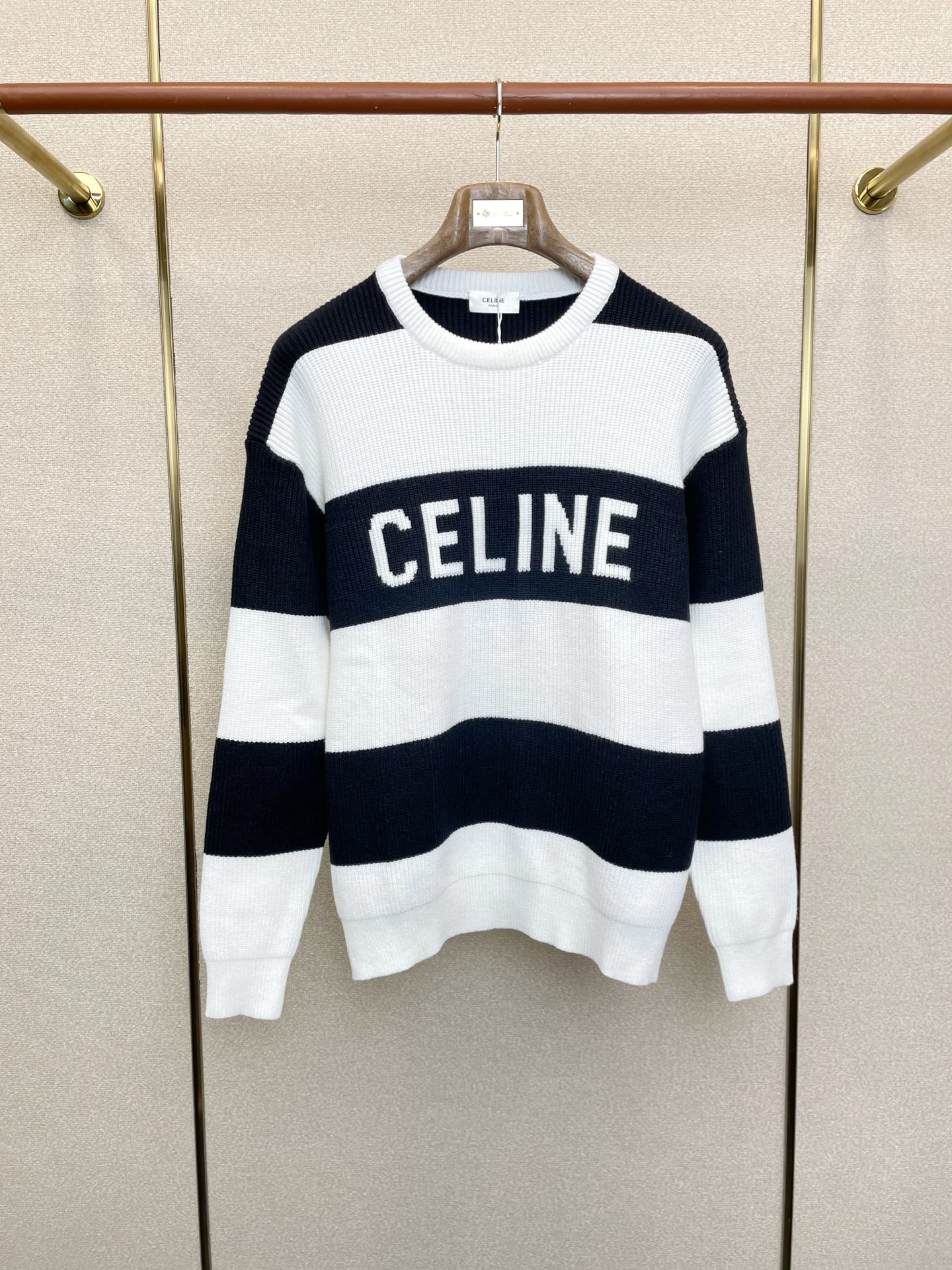 NO:627977,.CELINE’s new style is a must-have!  New original men's casual pullover sweater, high-end customization, high version, fashionable and versatile, popular imported fabrics, super soft and delicate to the touch, skin-friendly and comfortable to wear, high-end boutique, the upper body is exquisitely made by the factory, a must-have item for men, complete with three standards, size M-3XL,,celine,celine,sweaters,alexander wang19860909.CELINE赛琳砸锅卖铁都要上的新款！新款原单男士休闲套头毛衣 高端定制 高版本 时尚百搭爆款进口面料 手感超柔软细腻 穿着亲肤舒适 高端精品 代工厂精细做上身非常赞 男士必备单品 三标齐全 码数M-3XL,,celine,celine,sweaters,alexander wang,Men's clothing