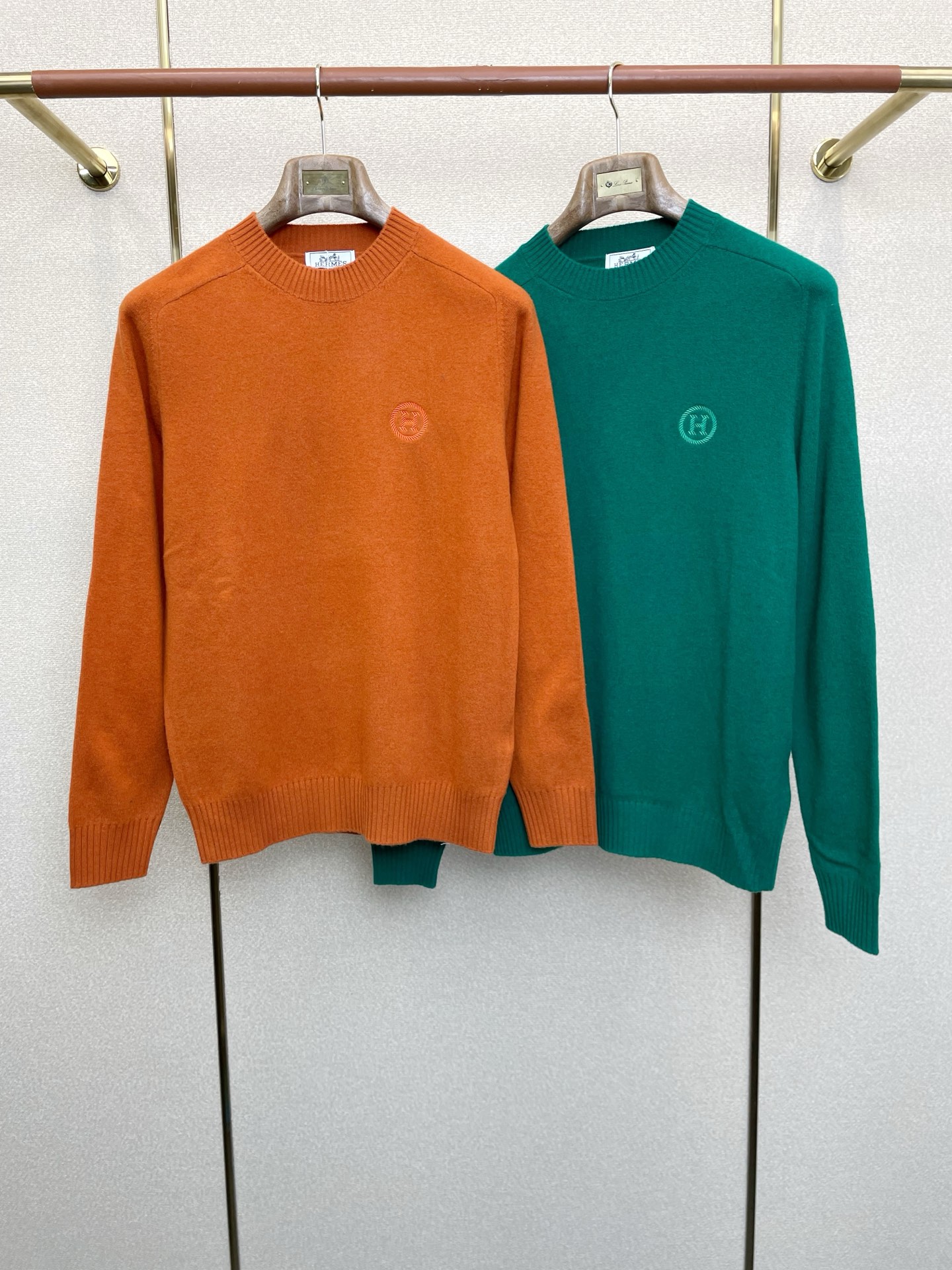 NO:627942,.Hermès is a new model that everyone will buy!  New original men's casual sweater, high-end customization, high version, fashionable and versatile, popular imported pure wool fabric, super soft and delicate to the touch, skin-friendly and comfortable to wear, high-end boutique, the upper body is finely made by the factory, very good, a must-have item for men, complete with three standards, size M-3XL,,hermes,hermes,sweaters,alexander wang19860909.Hermès爱马仕砸锅卖铁都要上的新款！新款原单男士休闲毛衣 高端定制 高版本 时尚百搭爆款进口纯羊毛面料 手感超柔软细腻 穿着亲肤舒适 高端精品 代工厂精细做上身非常赞 男士必备单品 三标齐全 码数M-3XL,,hermes,hermes,sweaters,alexander wang,Men's clothing