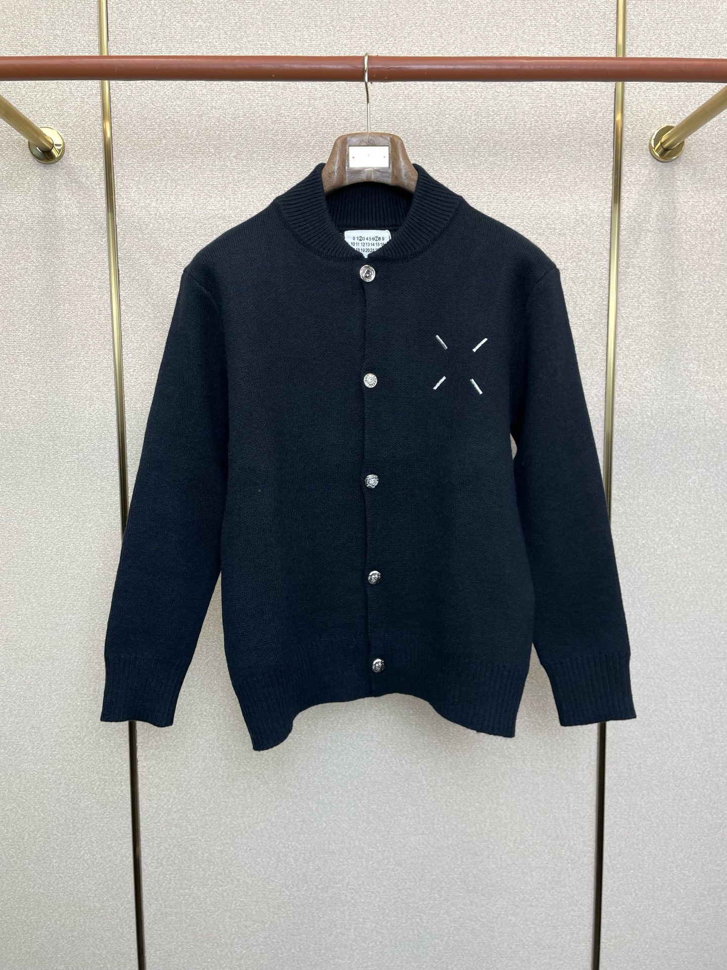 NO:627935,.Masion Margiela is a new style that everyone will buy!  New original men's casual autumn and winter sweater jacket. High-end customization, high version, fashionable and versatile imported fabrics, super soft and delicate to the touch, skin-friendly and comfortable to wear, high-end boutique, fine upper body made by the factory, very good, men's essential item, complete with three standards, size M-3XL, masion margiela, jackets & coats, sweaters, alexander wang19860909.Masion Margiela梅森马吉拉砸锅卖铁都要上的新款！新款原单男士休闲秋冬毛衣外套.高端定制 高版本 时尚百搭爆款进口面料 手感超柔软细腻 穿着亲肤舒适 高端精品 代工厂精细做上身非常赞 男士必备单品 三标齐全 码数M-3XL,,masion margiela,jackets & coats,sweaters,alexander wang,Men's clothing