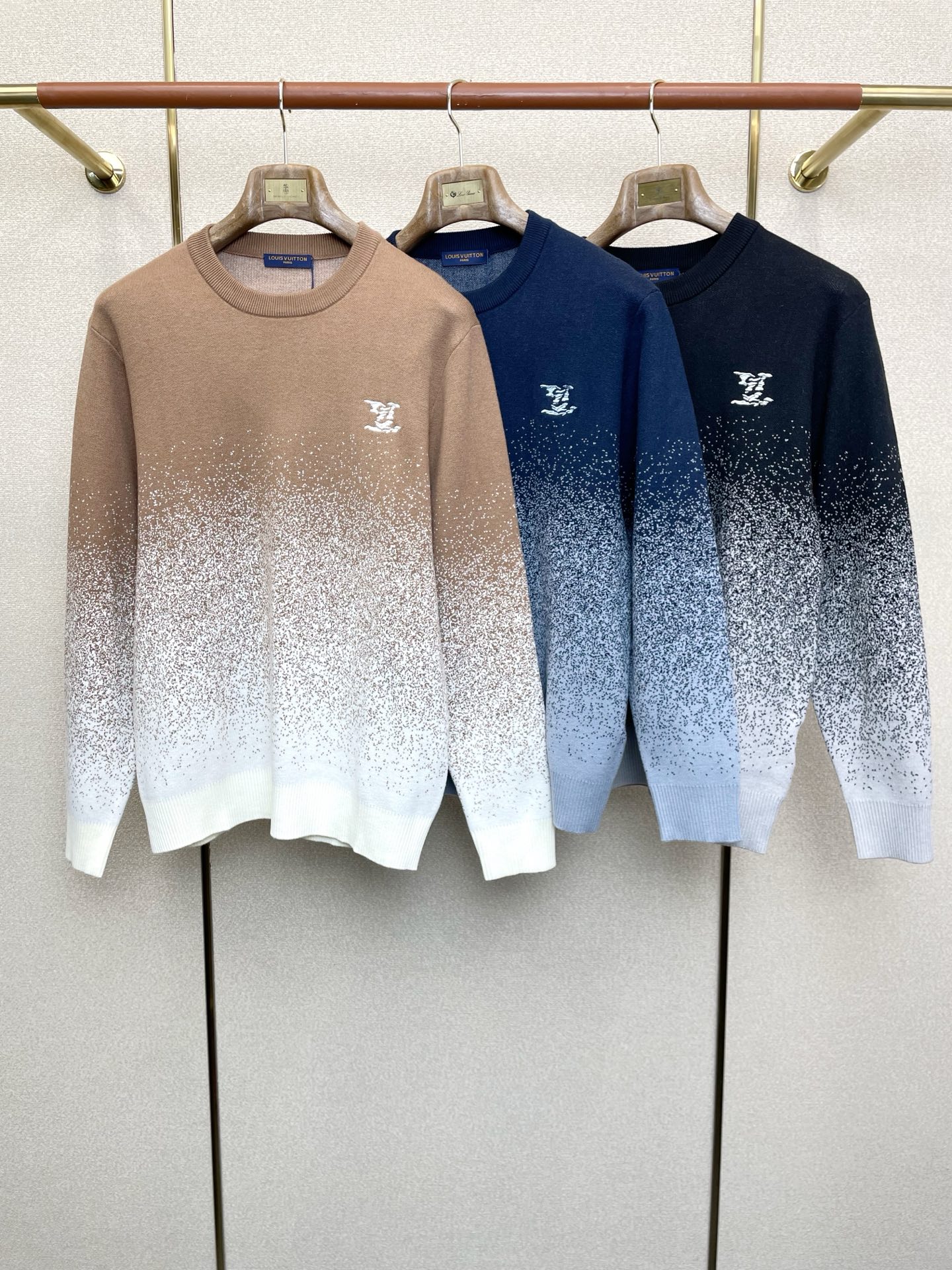 NO:627971,.Louis Vuitton Louis Vuitton’s new style is a must-have!  New original men's casual pullover sweater, high-end customization, high version, fashionable and versatile imported fabrics, super soft and delicate to the touch, skin-friendly and comfortable to wear, high-end boutique, the upper body is finely made by the factory, it is very good, a must-have item for men, complete with three standards, size M-3XL,, louis vuitton, louis vuitton, sweaters, alexander wang19860909.Louis Vuitton路易威登砸锅卖铁都要上的新款！新款原单男士休闲套头毛衣 高端定制 高版本 时尚百搭爆款进口面料 手感超柔软细腻 穿着亲肤舒适 高端精品 代工厂精细做上身非常赞 男士必备单品 三标齐全 码数M-3XL,,louis vuitton,louis vuitton,sweaters,alexander wang,Men's clothing