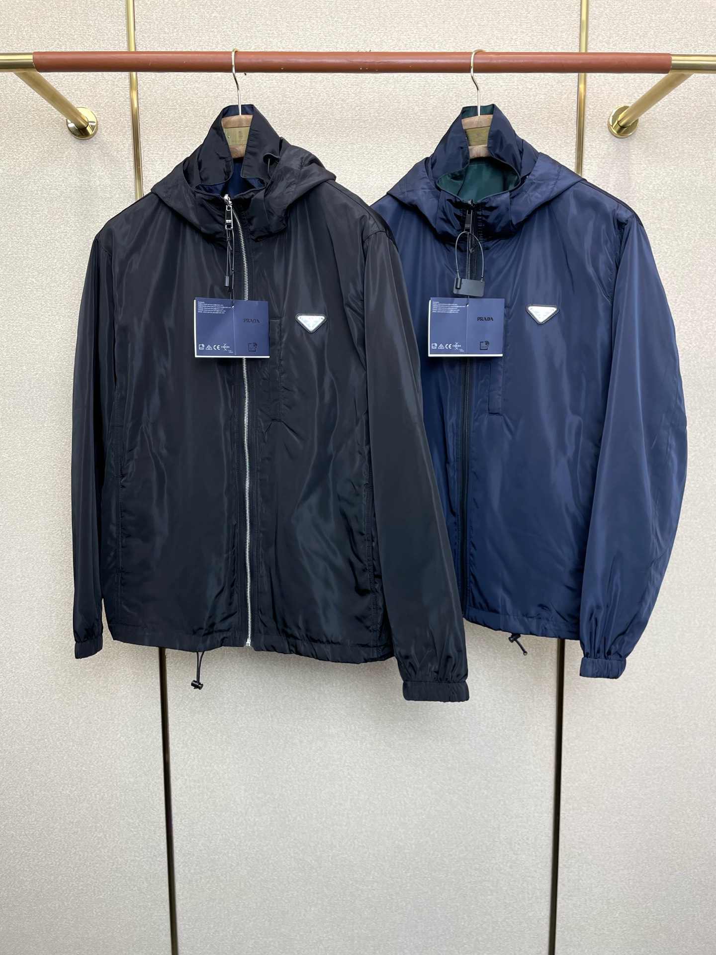 NO:627972,.Prada is a new model that will sell everything! The latest fashionable hooded jacket, reversible jacket, a jacket with classic design and great looks. The quality is impeccable and you can buy it directly due to quality control. It is a high-end product that cannot be faulted! You can feel its powerful aura through the detailed pictures. It has a remarkable effect of gathering heat and keeping warm, so you don’t have to worry about getting a little chilly! Both fashionable and functional, the whole style looks more luxurious! Size S-XL,,prada,prada,jackets & coats,jackets & coats,hats,alexander wang19860909.Prada普拉达砸锅卖铁都要上的新款！最新时尚连帽夹克 双面穿夹克 经典设计感与颜值爆棚的外套,品质更是无法挑剔品控可以直接入手,不容过错的高端臻品！通过细节图片便可感受到它强悍的气场,聚温保暖效果显著,完全不用担心会有一点寒意！时尚与功能性兼备,整款显得更加的奢华大气！ 尺码S-XL,,prada,prada,jackets & coats,jackets & coats,hats,alexander wang,Men's clothing