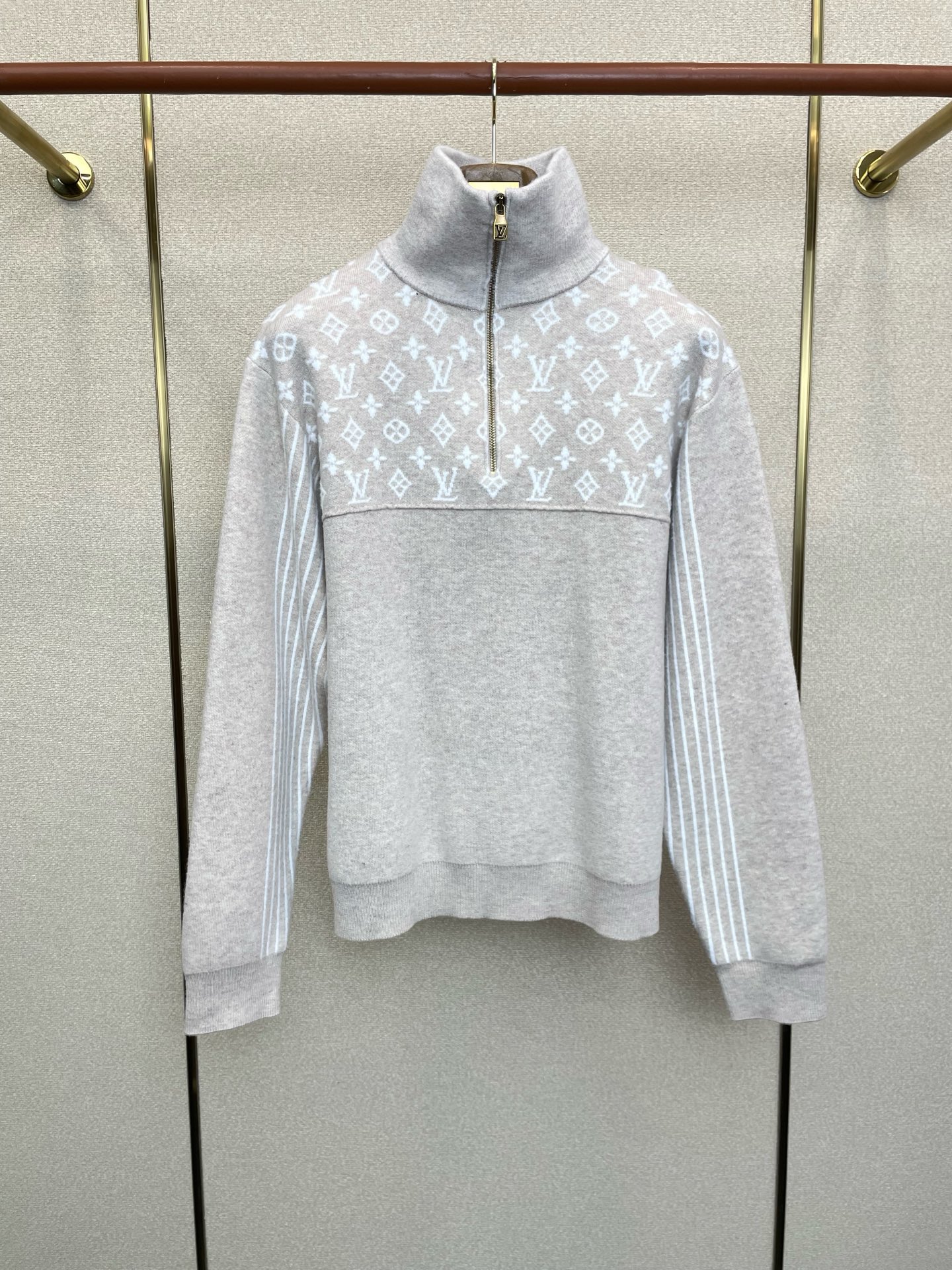 NO:627927,.Louis Vuitton Louis Vuitton’s new style is a must-have! The latest fashionable sweater, a turtleneck half-zip sweater, a coat with classic design and great looks. The quality is impeccable and you can buy it directly due to quality control. It is a high-end product that cannot be faulted! You can feel its powerful aura through the detailed pictures. It has a remarkable effect of gathering heat and keeping warm, so you don’t have to worry about getting a little chilly! Both fashionable and functional, the whole style looks more luxurious! Sizes S-XL,,louis vuitton,louis vuitton,jackets & coats,sweaters,alexander wang19860909.Louis Vuitton路易威登砸锅卖铁都要上的新款！最新时尚毛衣 高领半拉链毛衣 经典设计感与颜值爆棚的外套,品质更是无法挑剔品控可以直接入手,不容过错的高端臻品！通过细节图片便可感受到它强悍的气场,聚温保暖效果显著,完全不用担心会有一点寒意！时尚与功能性兼备,整款显得更加的奢华大气！ 尺码S-XL,,louis vuitton,louis vuitton,jackets & coats,sweaters,alexander wang,Men's clothing