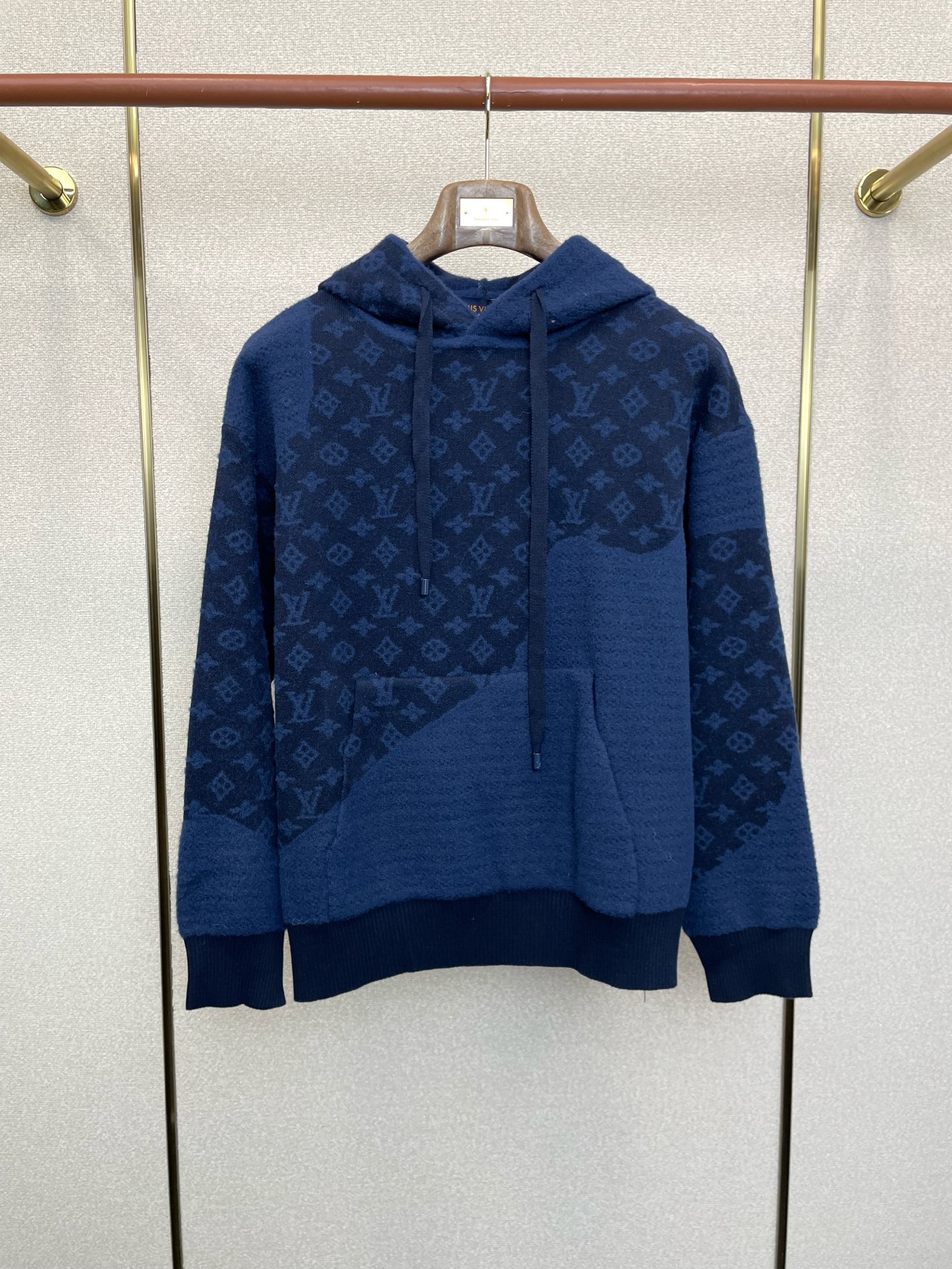 NO:627992,.Louis Vuitton Louis Vuitton’s new style is a must-have! The latest fashionable hoodie, a coat with classic design and great looks. The quality is impeccable and you can buy it directly due to quality control. It is a high-end product that cannot be faulted! You can feel its powerful aura through the detailed pictures. It has a remarkable effect of gathering heat and keeping warm, so you don’t have to worry about getting a little chilly! Both fashionable and functional, the whole style looks more luxurious! Size S-XL,,louis vuitton,louis vuitton,jackets & coats,hats,alexander wang19860909.Louis Vuitton路易威登砸锅卖铁都要上的新款！最新时尚连帽衫 经典设计感与颜值爆棚的外套,品质更是无法挑剔品控可以直接入手,不容过错的高端臻品！通过细节图片便可感受到它强悍的气场,聚温保暖效果显著,完全不用担心会有一点寒意！时尚与功能性兼备,整款显得更加的奢华大气！ 尺码S-XL,,louis vuitton,louis vuitton,jackets & coats,hats,alexander wang,Men's clothing