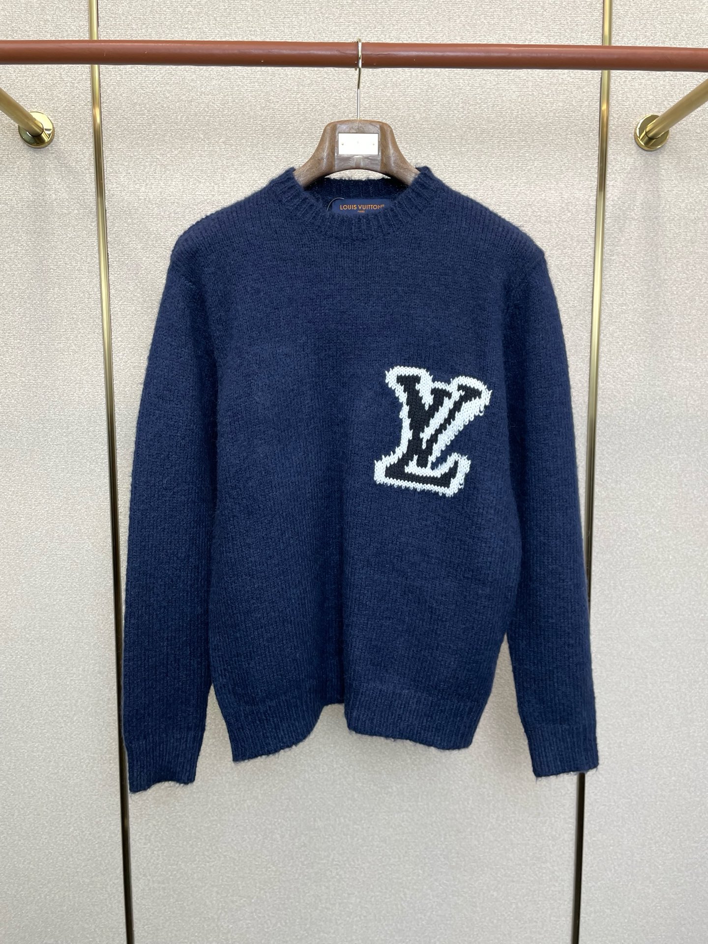 NO:627926,.Louis Vuitton Louis Vuitton’s new style is a must-have! The latest fashionable sweaters, coats with classic design and great looks. The quality is impeccable and quality control can be purchased directly. It is a high-end product that cannot be faulted! You can feel its powerful aura through the detailed pictures. It has a remarkable effect of gathering heat and keeping warm, so you don’t have to worry about getting a little chilly! Both fashionable and functional, the whole style looks more luxurious! Sizes S-XL,,louis vuitton,louis vuitton,jackets & coats,sweaters,alexander wang19860909.Louis Vuitton路易威登砸锅卖铁都要上的新款！最新时尚毛衣 经典设计感与颜值爆棚的外套,品质更是无法挑剔品控可以直接入手,不容过错的高端臻品！通过细节图片便可感受到它强悍的气场,聚温保暖效果显著,完全不用担心会有一点寒意！时尚与功能性兼备,整款显得更加的奢华大气！ 尺码S-XL,,louis vuitton,louis vuitton,jackets & coats,sweaters,alexander wang,Men's clothing