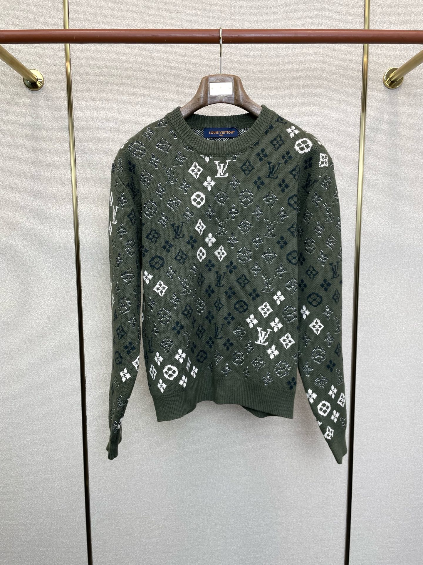 NO:627956,.Louis Vuitton Louis Vuitton’s new style is a must-have! The latest fashionable sweaters, coats with classic design and great looks. The quality is impeccable and quality control can be purchased directly. It is a high-end product that cannot be faulted! You can feel its powerful aura through the detailed pictures. It has a remarkable effect of gathering heat and keeping warm, so you don’t have to worry about getting a little chilly! Both fashionable and functional, the whole style looks more luxurious! Sizes S-XL,,louis vuitton,louis vuitton,jackets & coats,sweaters,alexander wang19860909.Louis Vuitton路易威登砸锅卖铁都要上的新款！最新时尚毛衣 经典设计感与颜值爆棚的外套,品质更是无法挑剔品控可以直接入手,不容过错的高端臻品！通过细节图片便可感受到它强悍的气场,聚温保暖效果显著,完全不用担心会有一点寒意！时尚与功能性兼备,整款显得更加的奢华大气！ 尺码S-XL,,louis vuitton,louis vuitton,jackets & coats,sweaters,alexander wang,Men's clothing