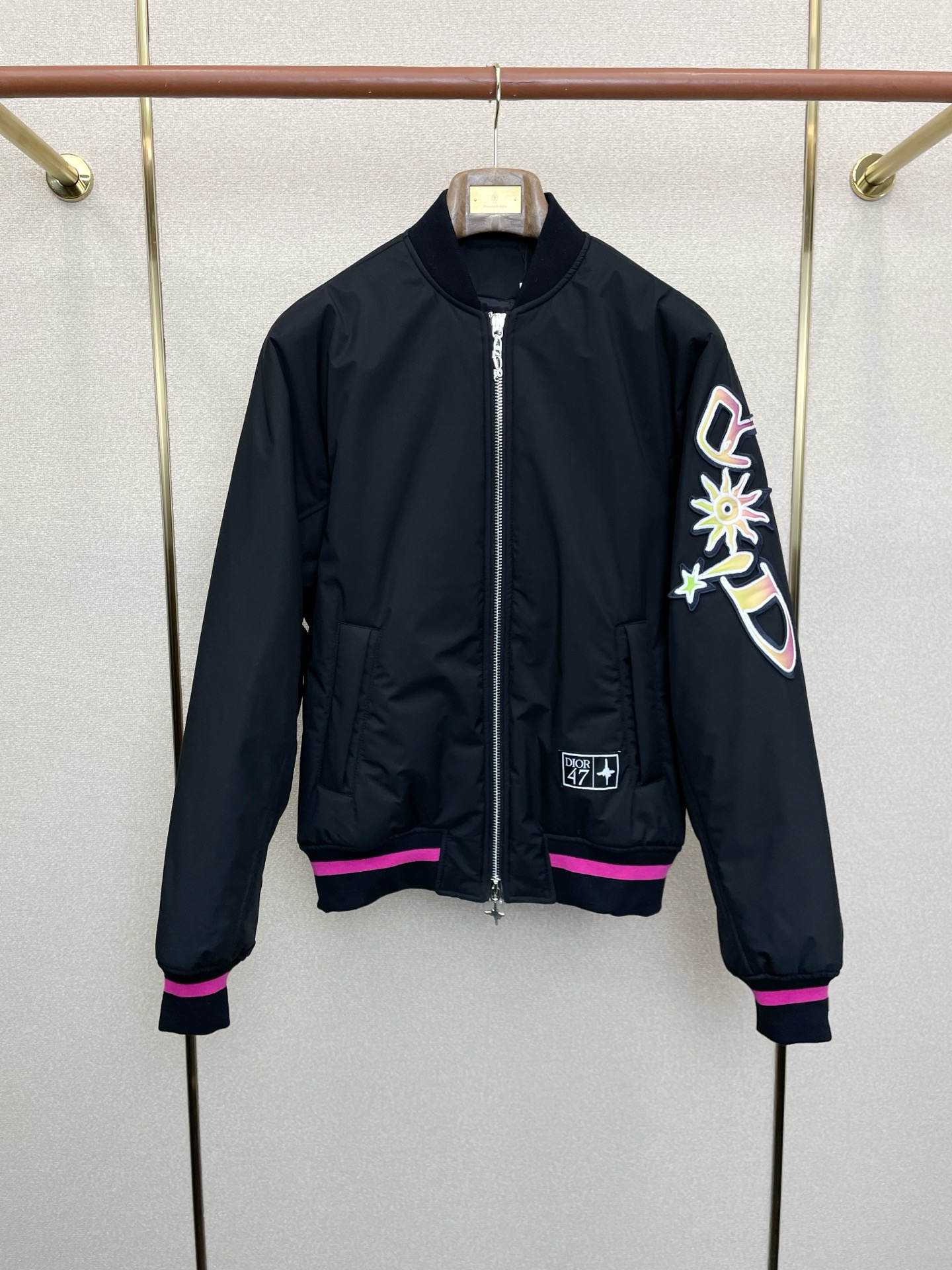 NO:627986,.Dior’s new style is a must-have! The latest fashionable hooded cotton jacket. A jacket with classic design and great looks. The quality is impeccable and you can buy it directly due to quality control. It is a high-end product that cannot be faulted! You can feel its powerful aura through the detailed pictures. It has a remarkable effect of gathering heat and keeping warm, so you don’t have to worry about getting a little chilly! Both fashionable and functional, the whole style looks more luxurious! Size 48.50.52.54,,dior,dior,jackets & coats,hats,alexander wang19860909.Dior迪奥砸锅卖铁都要上的新款！最新时尚连帽棉服外套 经典设计感与颜值爆棚的外套,品质更是无法挑剔品控可以直接入手,不容过错的高端臻品！通过细节图片便可感受到它强悍的气场,聚温保暖效果显著,完全不用担心会有一点寒意！时尚与功能性兼备,整款显得更加的奢华大气！ 尺码48.50.52.54,,dior,dior,jackets & coats,hats,alexander wang,Men's clothing