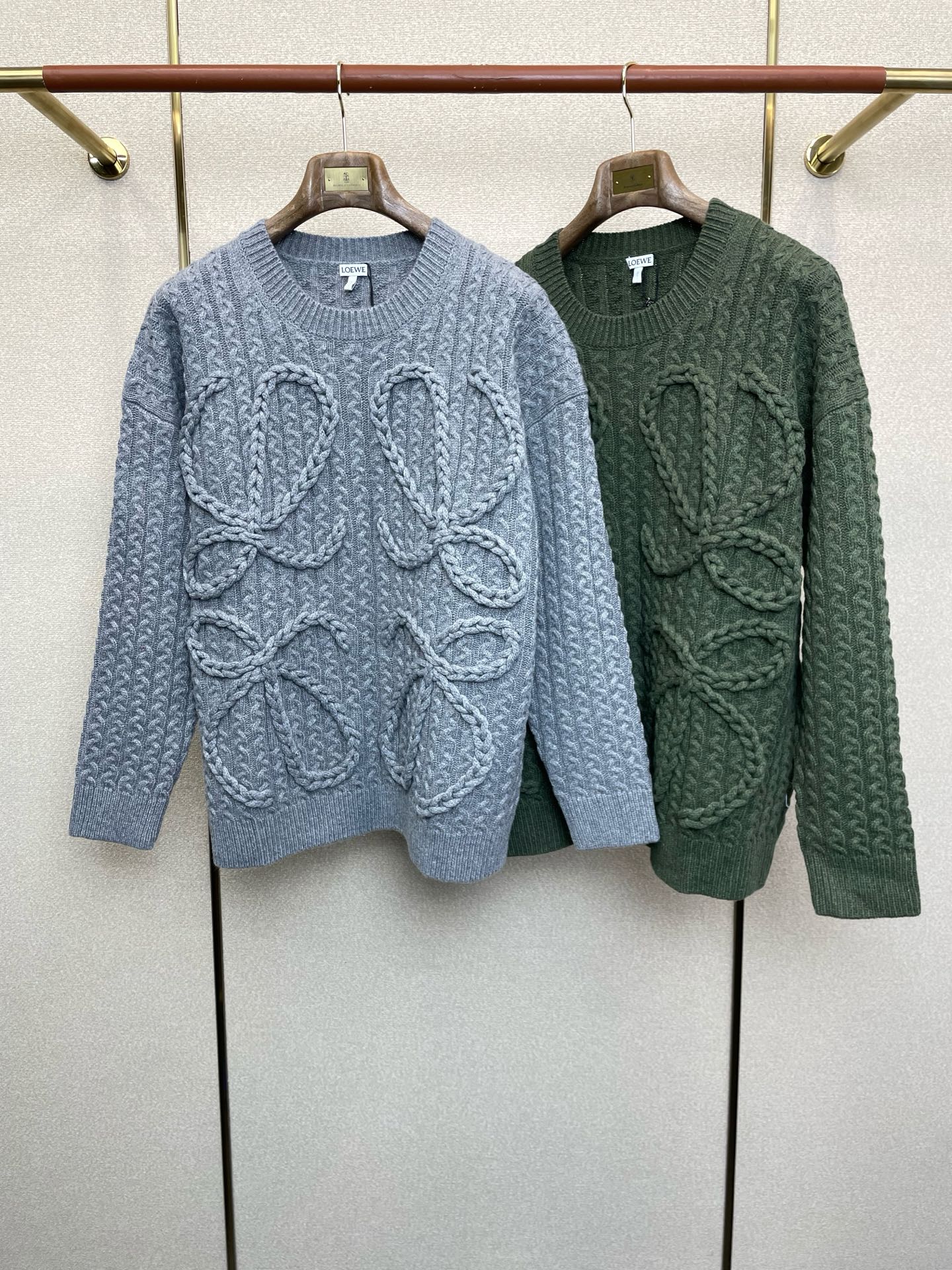 NO:627964,.LOEWE Luo Yiwei's new style is a must-have! The latest fashionable pullover sweater, a jacket with classic design and great appearance. The quality is impeccable and quality control can be purchased directly. It is a high-end product that cannot be faulted! You can feel its powerful aura through the detailed pictures. It has a remarkable effect of gathering heat and keeping warm, so you don’t have to worry about getting a little chilly! Both fashionable and functional, the whole style looks more luxurious! Size S-XL,,loewe,loewe,jackets & coats,sweaters,alexander wang19860909.LOEWE罗意威砸锅卖铁都要上的新款！最新时尚套头毛衣 经典设计感与颜值爆棚的外套,品质更是无法挑剔品控可以直接入手,不容过错的高端臻品！通过细节图片便可感受到它强悍的气场,聚温保暖效果显著,完全不用担心会有一点寒意！时尚与功能性兼备,整款显得更加的奢华大气！ 尺码S-XL,,loewe,loewe,jackets & coats,sweaters,alexander wang,Men's clothing