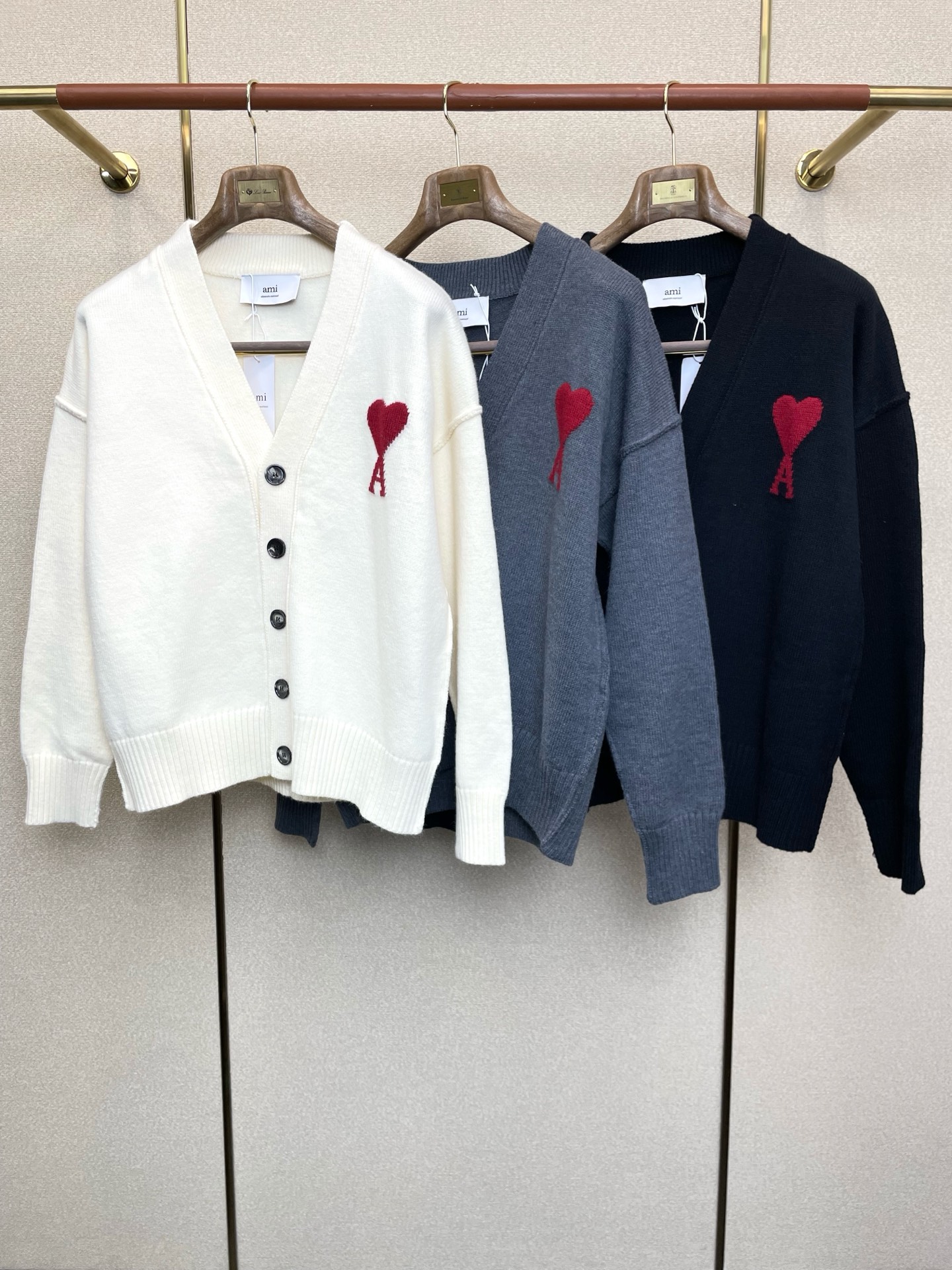 NO:627943,.AMI is a new model that will sell everything! The latest fashionable pullover sweater and cardigan. A coat with classic design and stunning appearance. The quality is impeccable and you can buy it directly due to quality control. It is a high-end product that cannot be faulted! You can feel its powerful aura through the detailed pictures. It has a remarkable effect of gathering heat and keeping warm, so you don’t have to worry about getting a little chilly! Both fashionable and functional, the whole style looks more luxurious! Sizes S-XL,,amiri,jackets & coats,sweaters,alexander wang19860909.AMI艾米砸锅卖铁都要上的新款！最新时尚套头毛衣开衫 经典设计感与颜值爆棚的外套,品质更是无法挑剔品控可以直接入手,不容过错的高端臻品！通过细节图片便可感受到它强悍的气场,聚温保暖效果显著,完全不用担心会有一点寒意！时尚与功能性兼备,整款显得更加的奢华大气！ 尺码S-XL,,amiri,jackets & coats,sweaters,alexander wang,Men's clothing