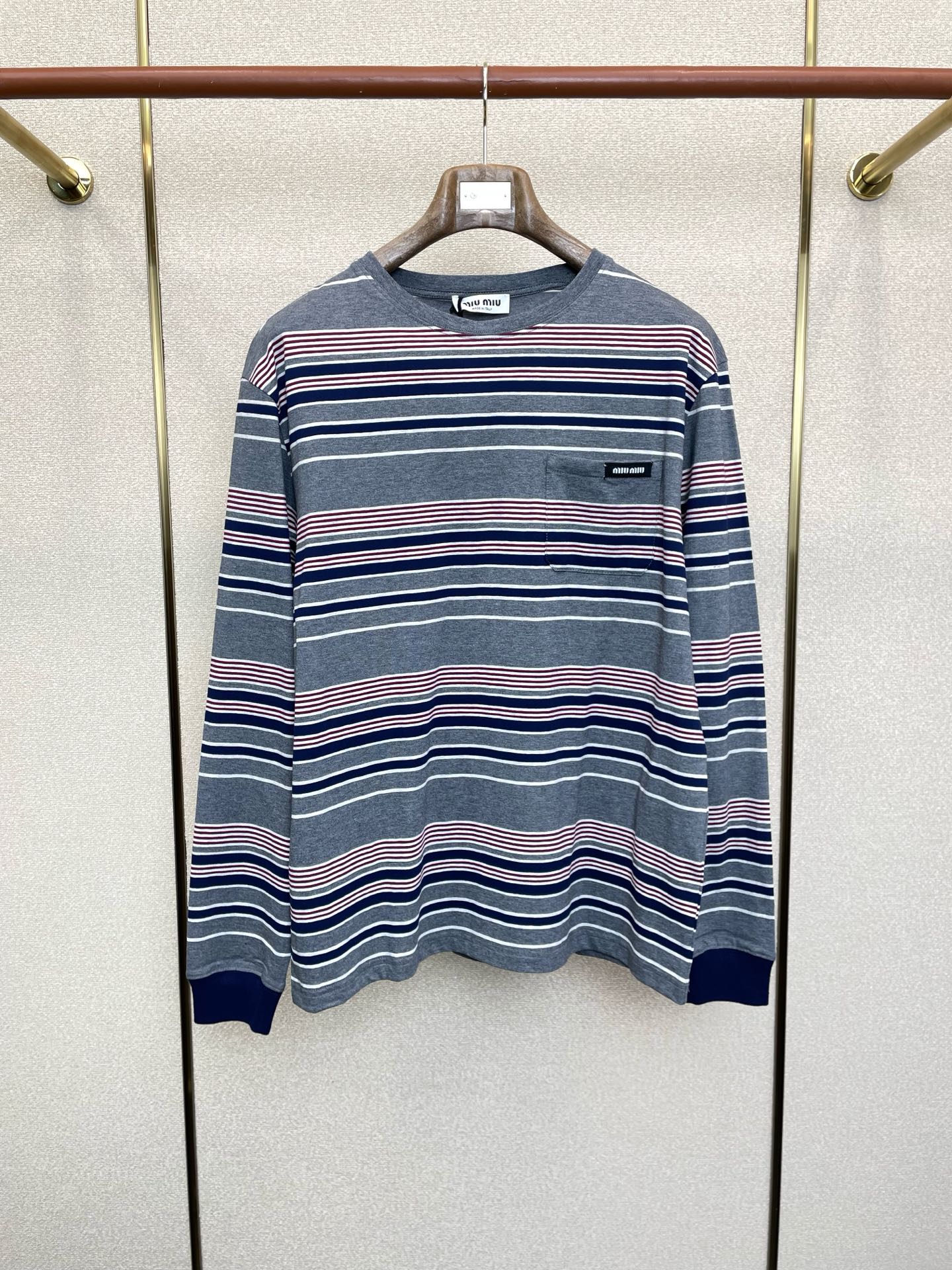 NO:627948,.Miumiu Miu Miu is a new model that everyone will buy! The latest fashionable striped long-sleeved jacket with classic design and great looks. The quality is impeccable and quality control allows you to buy it directly. It is a high-end product that cannot be faulted! You can feel its powerful aura through the detailed pictures. It has a remarkable effect of gathering heat and keeping warm, so you don’t have to worry about getting a little chilly! Both fashionable and functional, the whole style looks more luxurious! Size XS-L,,miumiu,jackets & coats,alexander wang19860909.Miumiu缪谬砸锅卖铁都要上的新款！最新时尚条纹长袖 经典设计感与颜值爆棚的外套,品质更是无法挑剔品控可以直接入手,不容过错的高端臻品！通过细节图片便可感受到它强悍的气场,聚温保暖效果显著,完全不用担心会有一点寒意！时尚与功能性兼备,整款显得更加的奢华大气！ 尺码XS-L,,miumiu,jackets & coats,alexander wang,Men's clothing