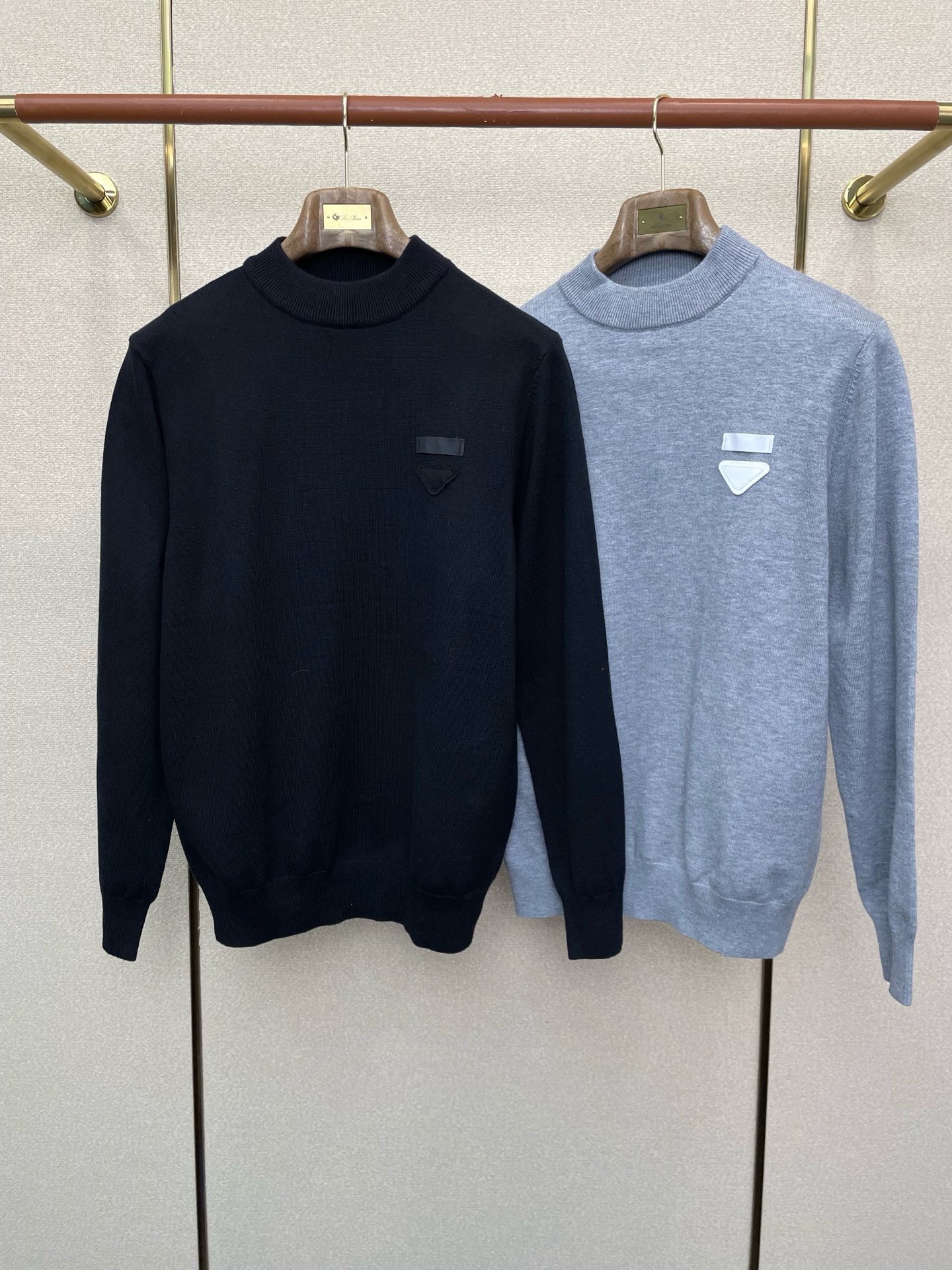 NO:622955,.Prada exclusively supplies new original men's casual sweaters, high-end customization, high version, fashionable and versatile imported fabrics, super soft and delicate to the touch, skin-friendly and comfortable to wear, high-end boutique, the upper body is exquisitely made by the factory, a must-have item for men, complete with three standards, size M-3XL,, prada, prada, sweaters, alexander wang19860909.Prada普拉达独家专供新款原单男士休闲毛衣 高端定制 高版本 时尚百搭爆款进口面料 手感超柔软细腻 穿着亲肤舒适 高端精品 代工厂精细做上身非常赞 男士必备单品 三标齐全 码数M-3XL,,prada,prada,sweaters,alexander wang,Men's clothing