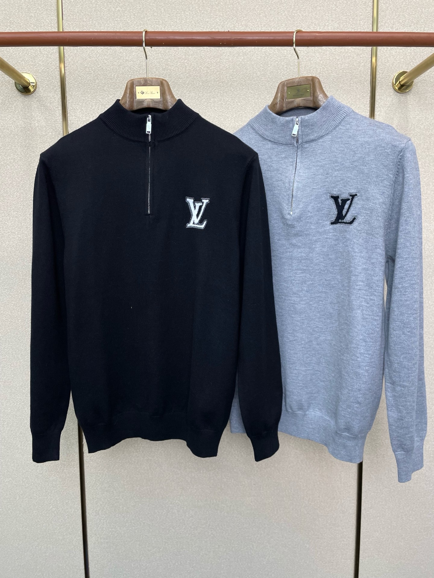 NO:622959,.Louis Vuitton Louis Vuitton exclusively provides new original men's casual sweaters. High-end customization. High version. Fashionable and versatile imported fabrics. Super soft and delicate feel. Skin-friendly and comfortable to wear. High-end boutique. The upper body is finely made by the factory. It is a must-have item for men. Three labels are complete. Size M-3XL,,louis vuitton,louis vuitton,sweaters,alexander wang19860909.Louis Vuitton路易威登独家专供新款原单男士休闲毛衣 高端定制 高版本 时尚百搭爆款进口面料 手感超柔软细腻 穿着亲肤舒适 高端精品 代工厂精细做上身非常赞 男士必备单品 三标齐全 码数M-3XL,,louis vuitton,louis vuitton,sweaters,alexander wang,Men's clothing