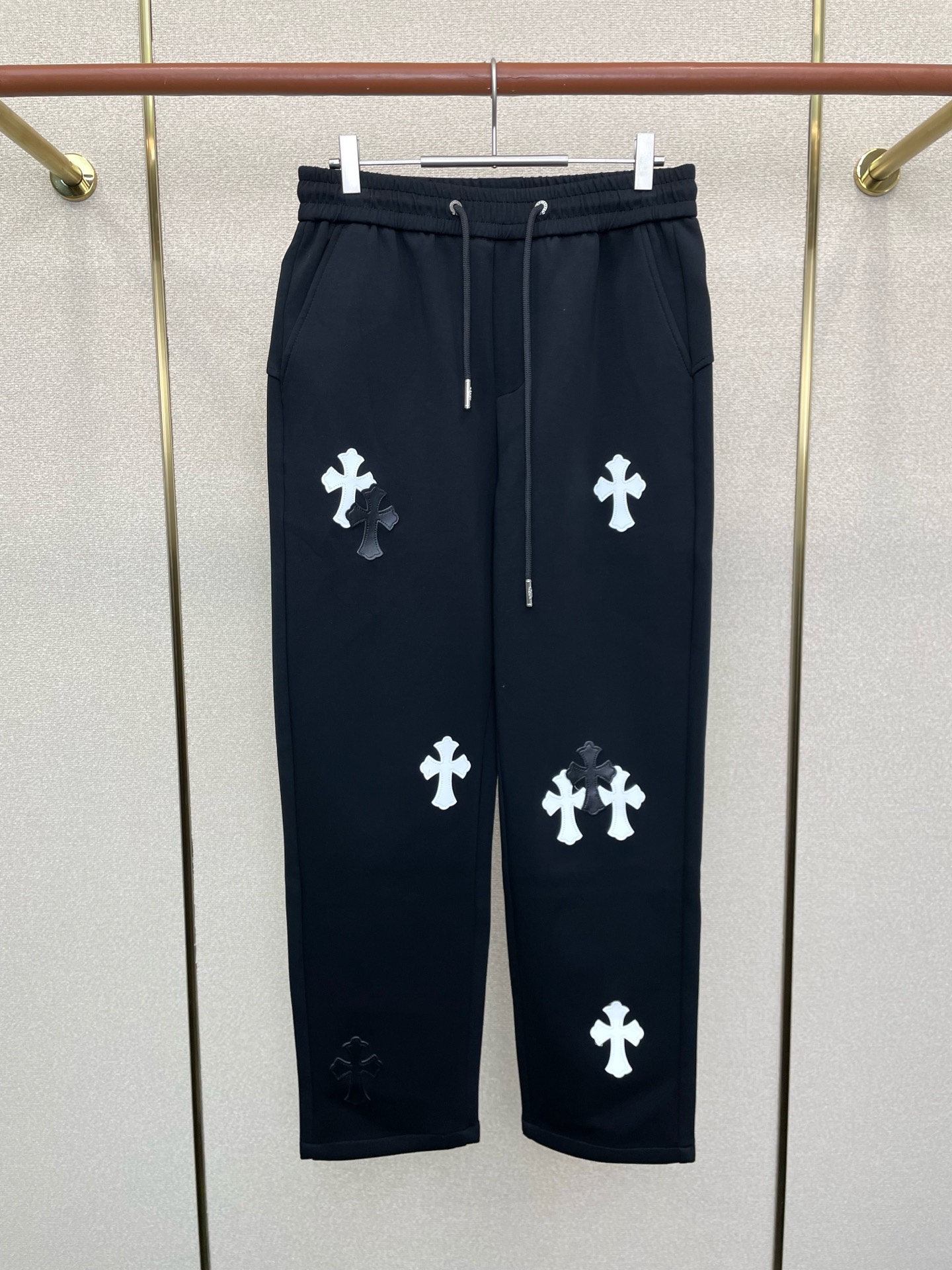 NO:622923,.Chrome hearts Chrome hearts exclusive high-end version of new casual pants!  Custom-made fabrics at the counter are highly breathable and comfortable, with impeccable details and brand element design concepts, reflecting high quality. It feels delicate and soft!  It presents a casual cut and the upper body shape is awesome!  Code number: M-3XL,,chrome hearts,chrome hearts,alexander wang19860909.Chrome hearts克罗心独家专供新款休闲裤 高端版本！专柜定制面料 透气舒适度高,细节无可挑剔,品牌元素设计理念,体现高品质.手感细腻柔软！呈现休闲裁剪,上身版型超赞！码数:M-3XL,,chrome hearts,chrome hearts,alexander wang,Men's clothing