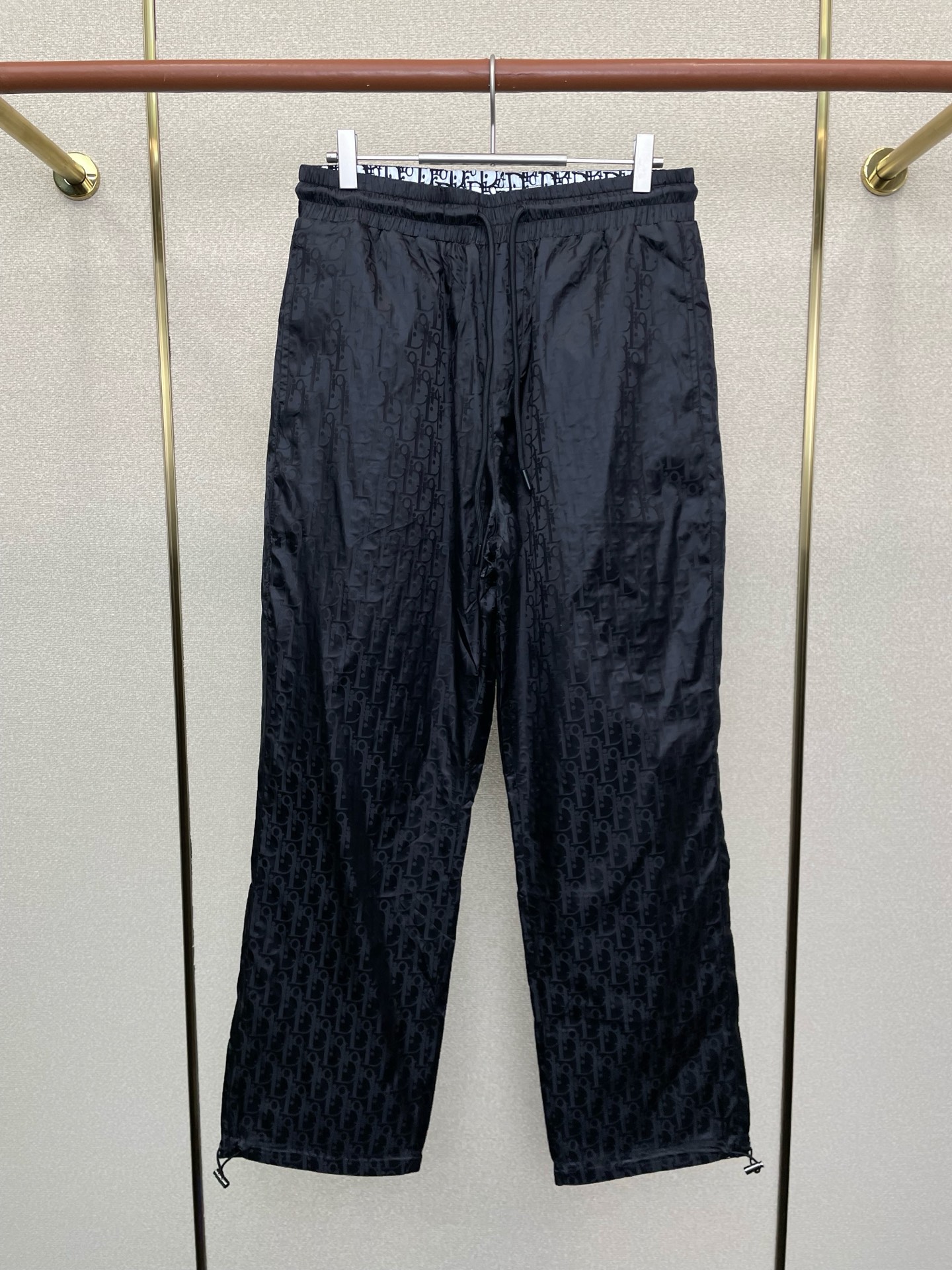 NO:622901,.Dior’s exclusive new high-end version of reversible casual pants!  Custom-made fabrics at the counter are highly breathable and comfortable, with impeccable details and brand element design concepts, reflecting high quality. It feels delicate and soft!  It presents a casual cut and the upper body shape is awesome!  Code number: M-3XL,,dior,dior,alexander wang19860909.Dior迪奥独家专供新款双面穿休闲裤 高端版本！专柜定制面料 透气舒适度高,细节无可挑剔,品牌元素设计理念,体现高品质.手感细腻柔软！呈现休闲裁剪,上身版型超赞！码数:M-3XL,,dior,dior,alexander wang,Men's clothing