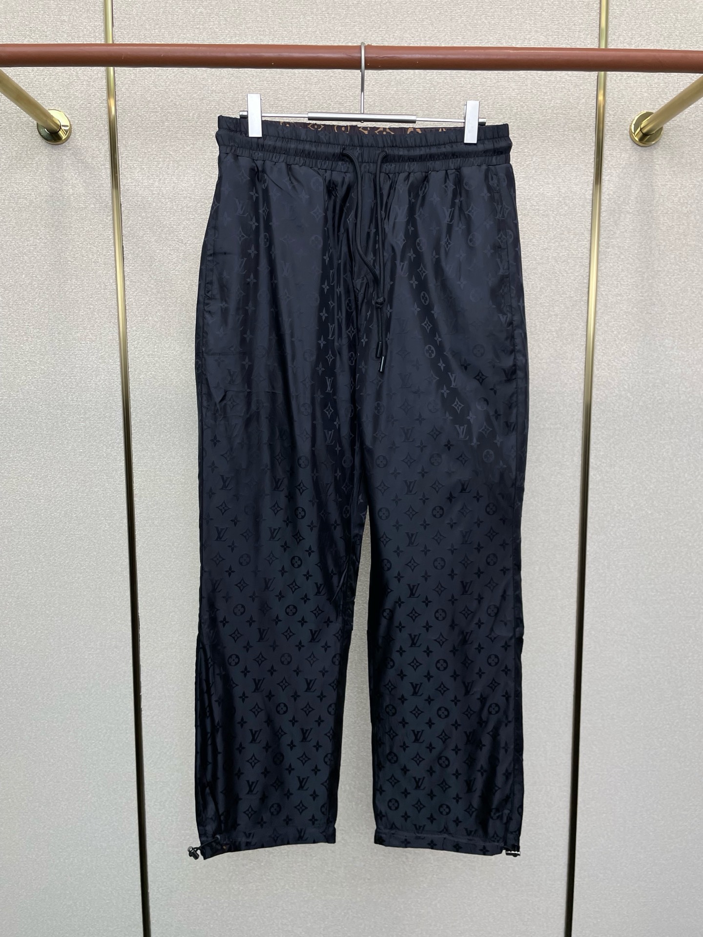 NO:622935,.Louis Vuitton exclusive new reversible casual pants, high-end version!  Custom-made fabrics at the counter are highly breathable and comfortable, with impeccable details and brand element design concepts, reflecting high quality. It feels delicate and soft!  It presents a casual cut and the upper body shape is awesome!  Size:M-3XL,,louis vuitton,louis vuitton,alexander wang19860909.Louis Vuitton路易威登独家专供新款双面穿休闲裤 高端版本！专柜定制面料 透气舒适度高,细节无可挑剔,品牌元素设计理念,体现高品质.手感细腻柔软！呈现休闲裁剪,上身版型超赞！码数:M-3XL,,louis vuitton,louis vuitton,alexander wang,Men's clothing
