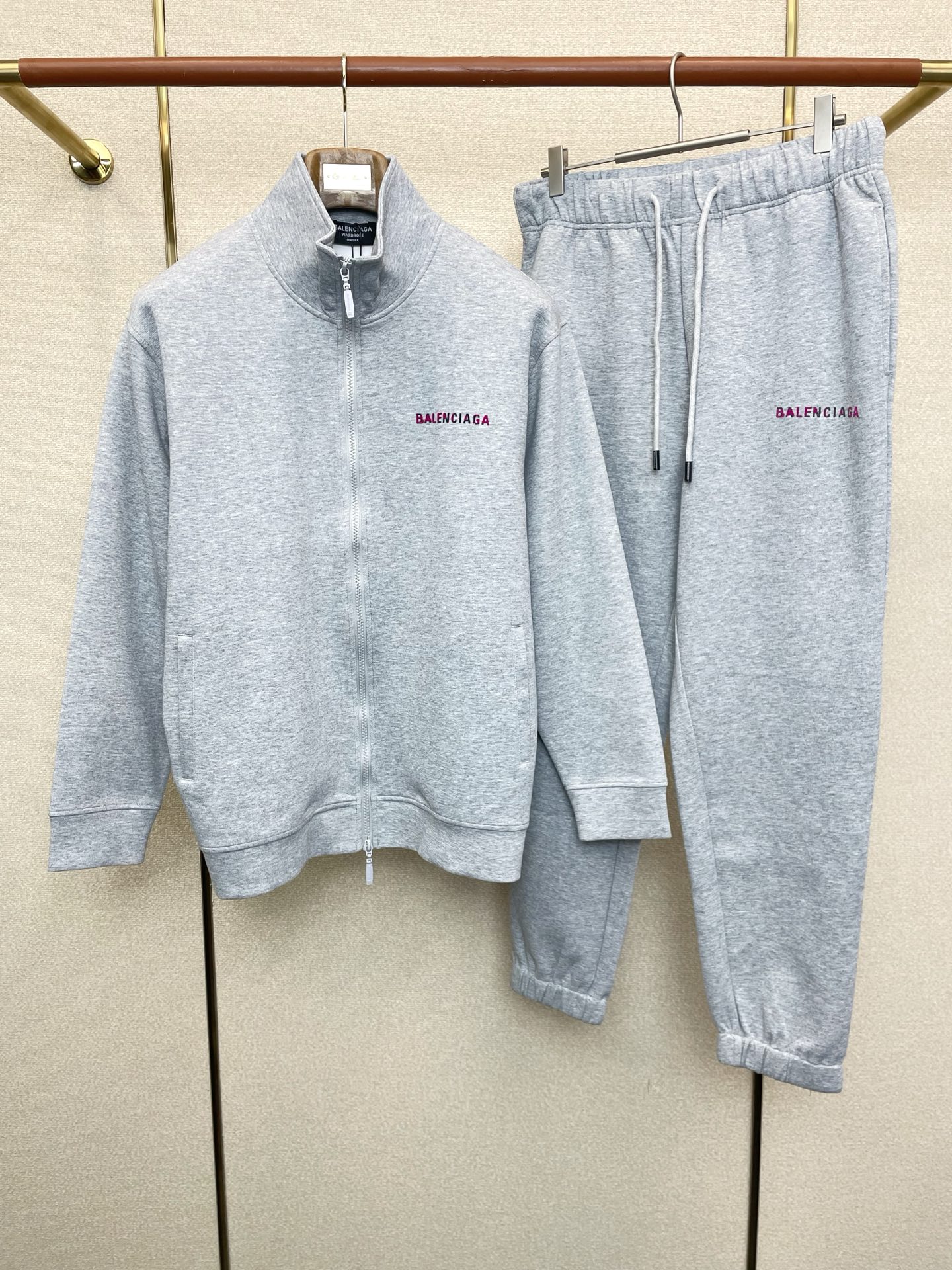 NO:622907,Tops and trousers. Balenciaga exclusively offers new casual sports suits of the same style at its counters, breathable, comfortable and casual!  Full of high-end feel!  The details are exquisite and high-end, and the workmanship is impeccable!  The original high-end fabric is very high-end!  The fabric is soft, delicate and comfortable, moisture-absorbent, quick-drying and breathable, neat and stylish. Size M-3XL,,balenciaga,balenciaga,alexander wang19860909上衣、长裤.Balenciaga巴黎世家独家专供新款专柜同款休闲运动套装,透气舒适休闲！高级感满满！细节精致高档,做工无可挑剔！原版高端面料很显高级！面料柔软细腻舒适 吸湿速干透气,利落有型.码数M-3XL,,balenciaga,balenciaga,alexander wang,Men's clothing