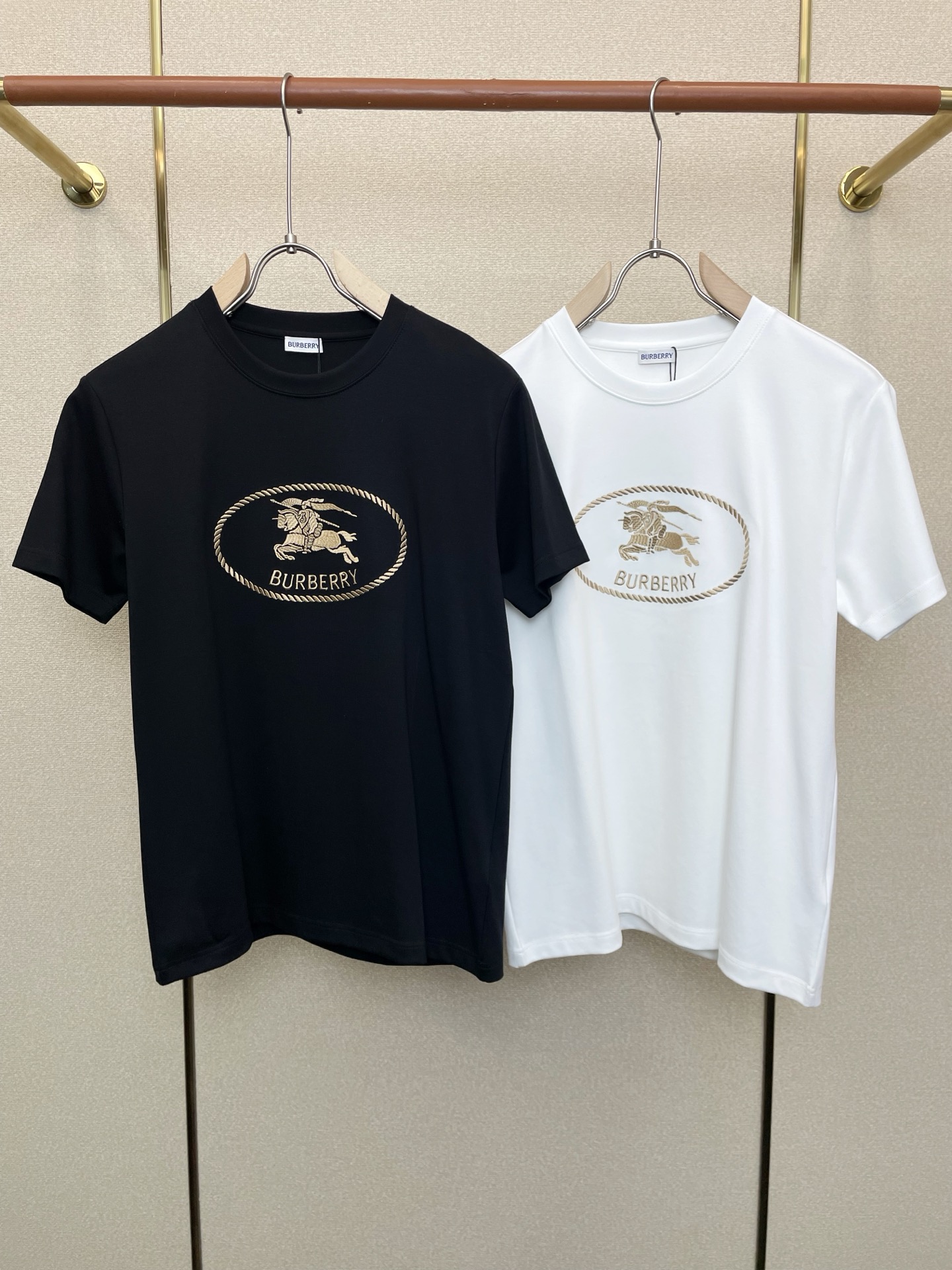 NO:622974,.Burberry exclusively supplies new original men's casual short sleeves. High-end customization. High-end version. Fashionable and versatile imported fabrics. Super soft and delicate feel. Skin-friendly and comfortable to wear. High-end boutique. The upper body is finely made by the factory. It is a must-have item for men. Three standards are complete. Size M-3XL,,burberry,burberry,T-shirt,alexander wang19860909.Burberry巴宝莉独家专供新款原单男士休闲短袖 高端定制 高端版本 时尚百搭爆款进口面料 手感超柔软细腻 穿着亲肤舒适 高端精品 代工厂精细做上身非常赞 男士必备单品 三标齐全 码数M-3XL,,burberry,burberry,T-shirt,alexander wang,Men's clothing