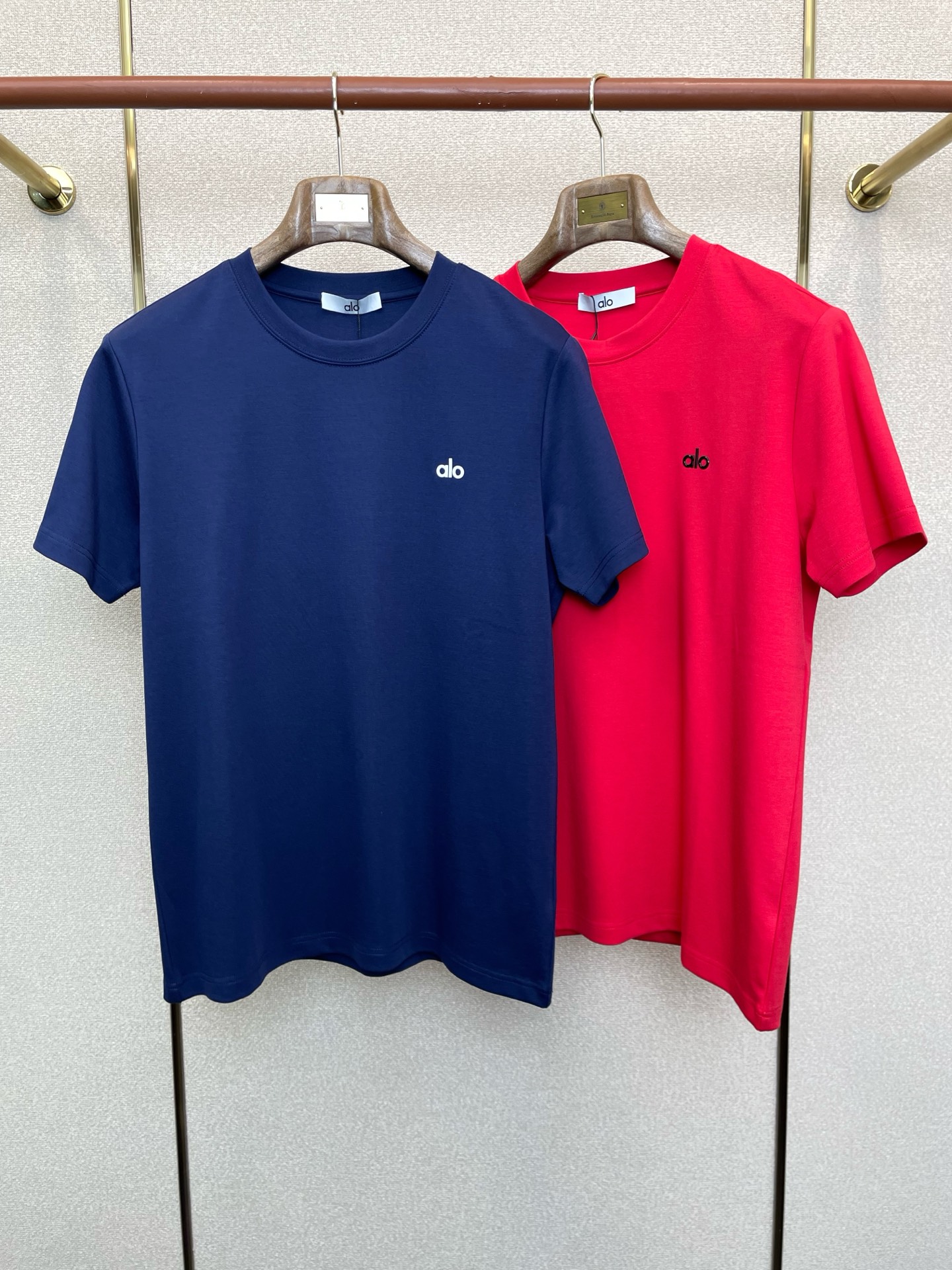 NO:622953,.ALO YOGA exclusively provides new original men's casual short sleeves. High-end customization. High-end version. Fashionable and versatile imported fabrics. Super soft and delicate feel. Skin-friendly and comfortable to wear. High-end boutique. The upper body is finely made by the factory. It is a must-have item for men. Three standards are complete. Size M-3XL, T-shirt, alexander wang19860909.ALO YOGA独家专供新款原单男士休闲短袖 高端定制 高端版本 时尚百搭爆款进口面料 手感超柔软细腻 穿着亲肤舒适 高端精品 代工厂精细做上身非常赞 男士必备单品 三标齐全 码数M-3XL,,T-shirt,alexander wang,Men's clothing