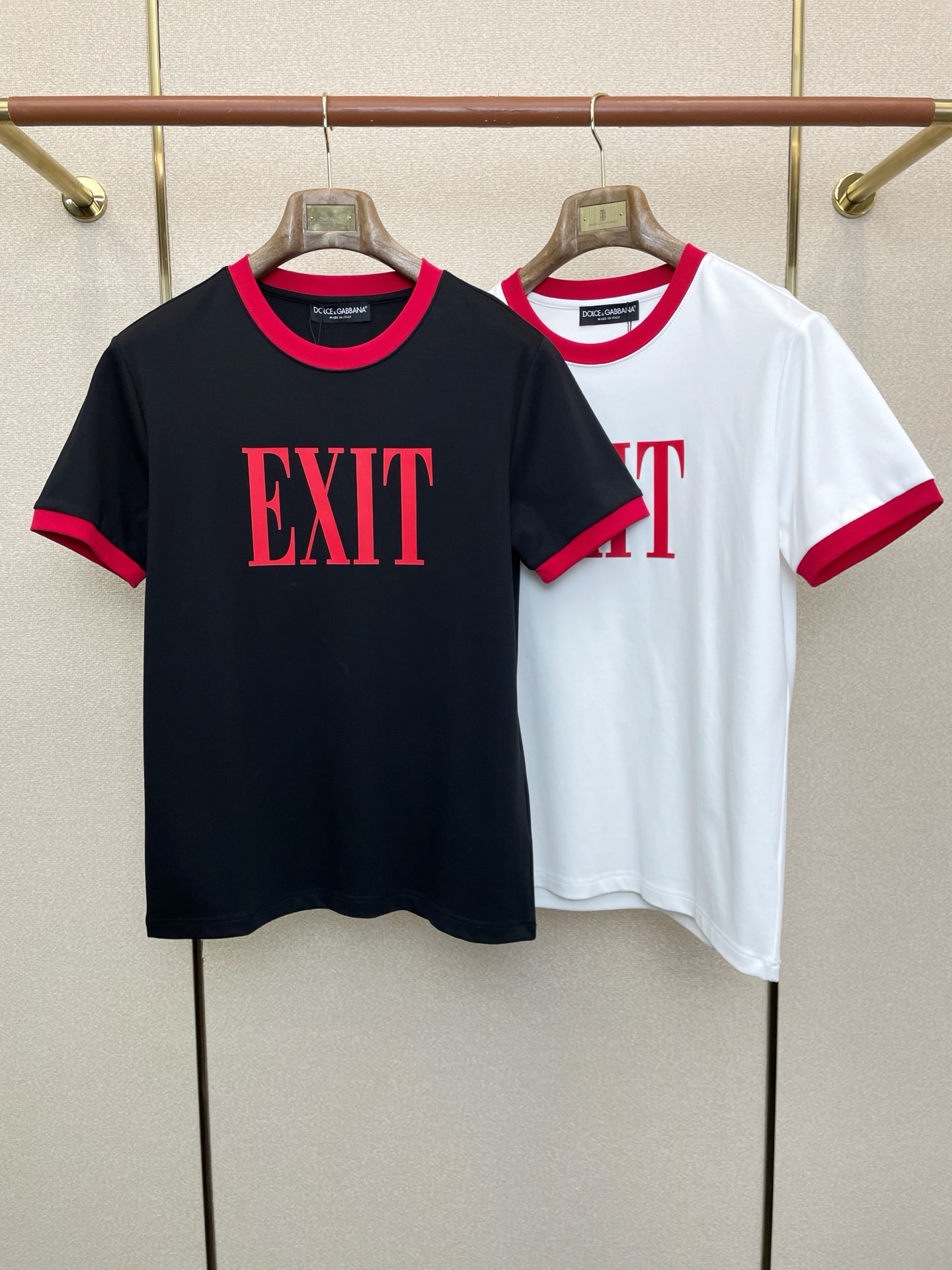 NO:622949,.Dolce&Gabbana exclusively supplies new original men's casual short sleeves. High-end customization. High-end version. Fashionable and versatile imported fabrics. Super soft and delicate feel. Skin-friendly and comfortable to wear. High-end boutique. The upper body is finely made by the factory. It is a must-have item for men. Three standards are complete. Size M-3XL,,Dolce&Gabbana,Dolce&Gabbana,T-shirt,alexander wang19860909.Dolce&Gabbana杜嘉班纳独家专供新款原单男士休闲短袖 高端定制 高端版本 时尚百搭爆款进口面料 手感超柔软细腻 穿着亲肤舒适 高端精品 代工厂精细做上身非常赞 男士必备单品 三标齐全 码数M-3XL,,Dolce&Gabbana,Dolce&Gabbana,T-shirt,alexander wang,Men's clothing