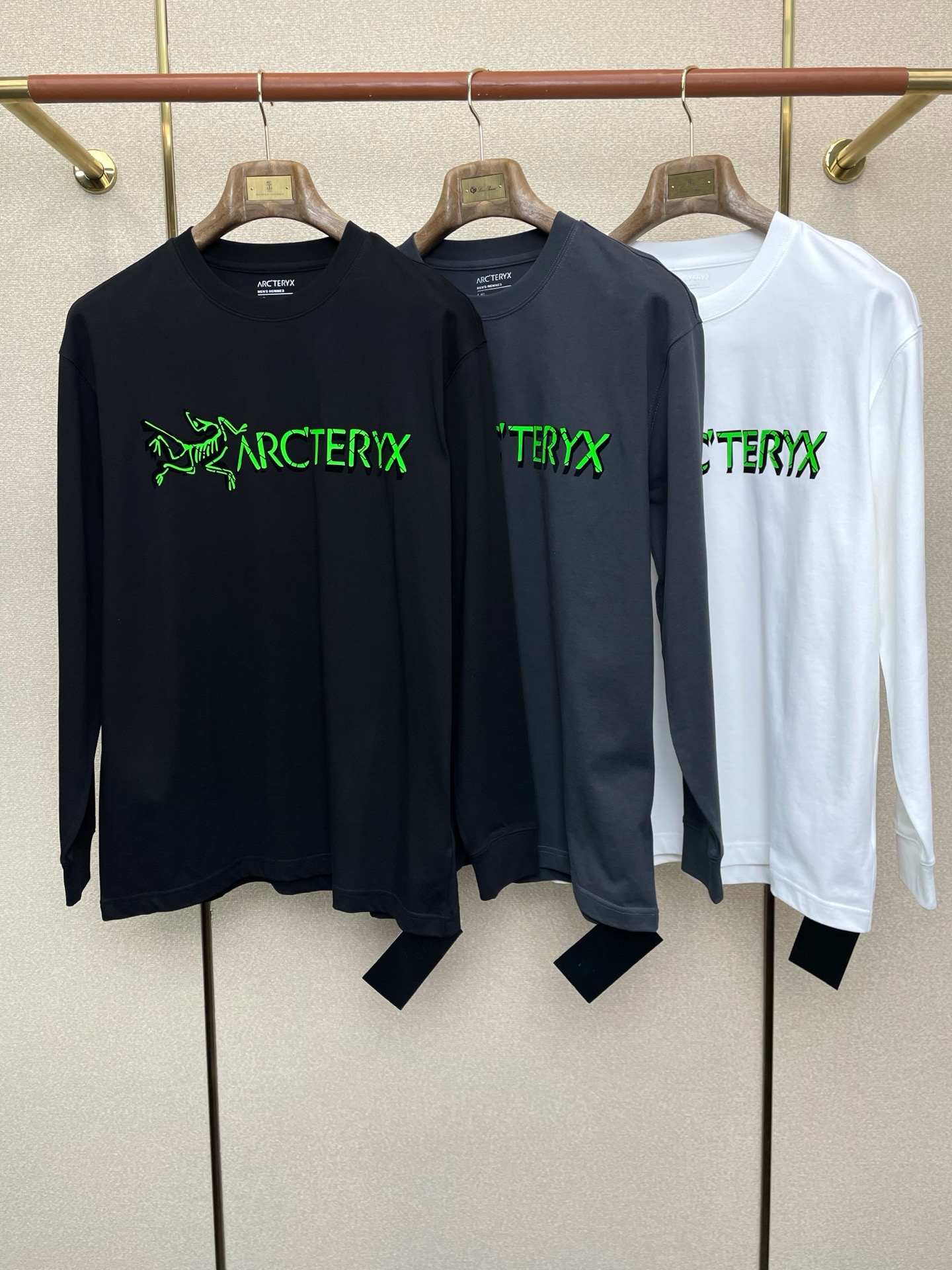 NO:623009,.Arc’teryx exclusively provides new original men’s casual long sleeves. High-end customization. High-end version. Fashionable and versatile imported fabrics. Super soft and delicate feel. Skin-friendly and comfortable to wear. High-end boutique. The upper body is finely made by the factory. It is a must-have item for men. Three standards are complete. Size S-3XL, arc'teryx, alexander wang19860909.Arc’teryx始祖鸟独家专供新款原单男士休闲长袖 高端定制 高端版本 时尚百搭爆款进口面料 手感超柔软细腻 穿着亲肤舒适 高端精品 代工厂精细做上身非常赞 男士必备单品 三标齐全 码数S-3XL,arc'teryx,alexander wang,Men's clothing