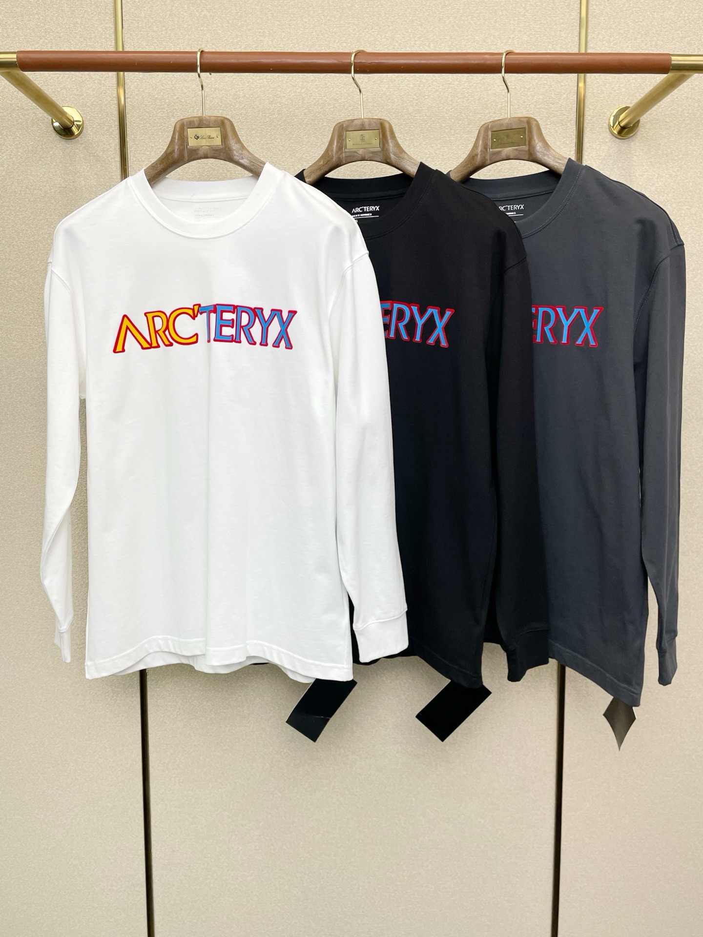NO:622897,.Arc’teryx exclusively provides new original men’s casual long sleeves. High-end customization. High-end version. Fashionable and versatile imported fabrics. Super soft and delicate feel. Skin-friendly and comfortable to wear. High-end boutique. The upper body is finely made by the factory. It is a must-have item for men. Three standards are complete. Size S-3XL, arc'teryx, alexander wang19860909.Arc’teryx始祖鸟独家专供新款原单男士休闲长袖 高端定制 高端版本 时尚百搭爆款进口面料 手感超柔软细腻 穿着亲肤舒适 高端精品 代工厂精细做上身非常赞 男士必备单品 三标齐全 码数S-3XL,arc'teryx,alexander wang,Men's clothing
