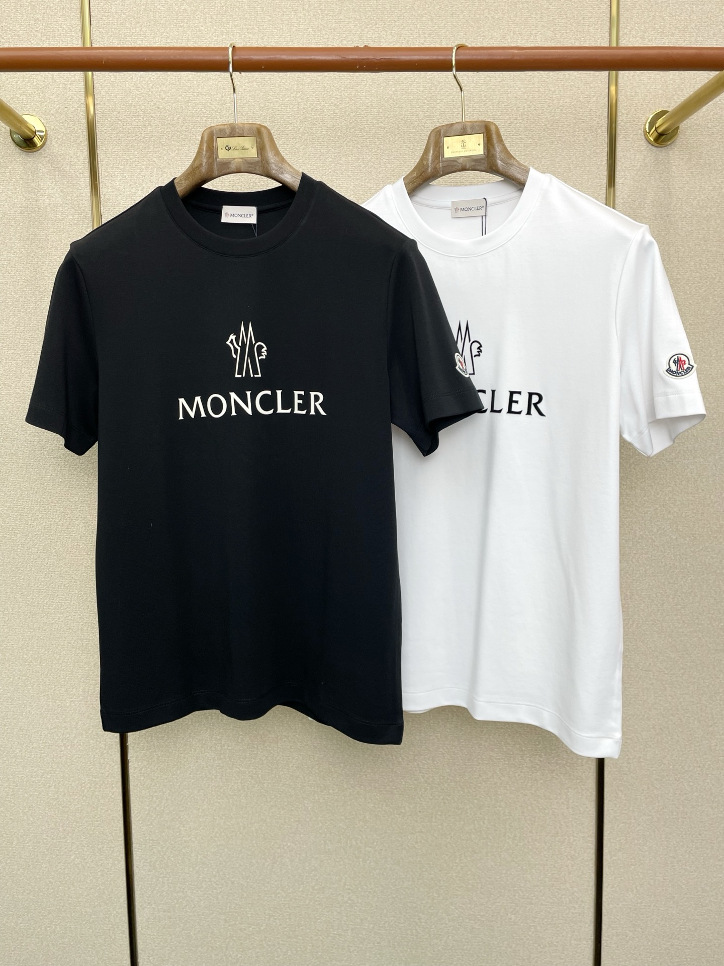 NO:622978,.Moncler Moncler Men's Men's Casual Short Sleeves are exclusively available for new models. High-end customization. High-end versions. Fashionable and versatile imported fabrics. Super soft and delicate to the touch. Skin-friendly and comfortable to wear. High-end boutique. The upper body is finely made by the factory. It is a must-have item for men. Three labels are complete. Size M-4XL, Moncler, T-shirt, alexander wang19860909.Moncler蒙口独家专供新款原单男士休闲短袖 高端定制 高端版本 时尚百搭爆款进口面料 手感超柔软细腻 穿着亲肤舒适 高端精品 代工厂精细做上身非常赞 男士必备单品 三标齐全 码数M-4XL,,Moncler,T-shirt,alexander wang,Men's clothing