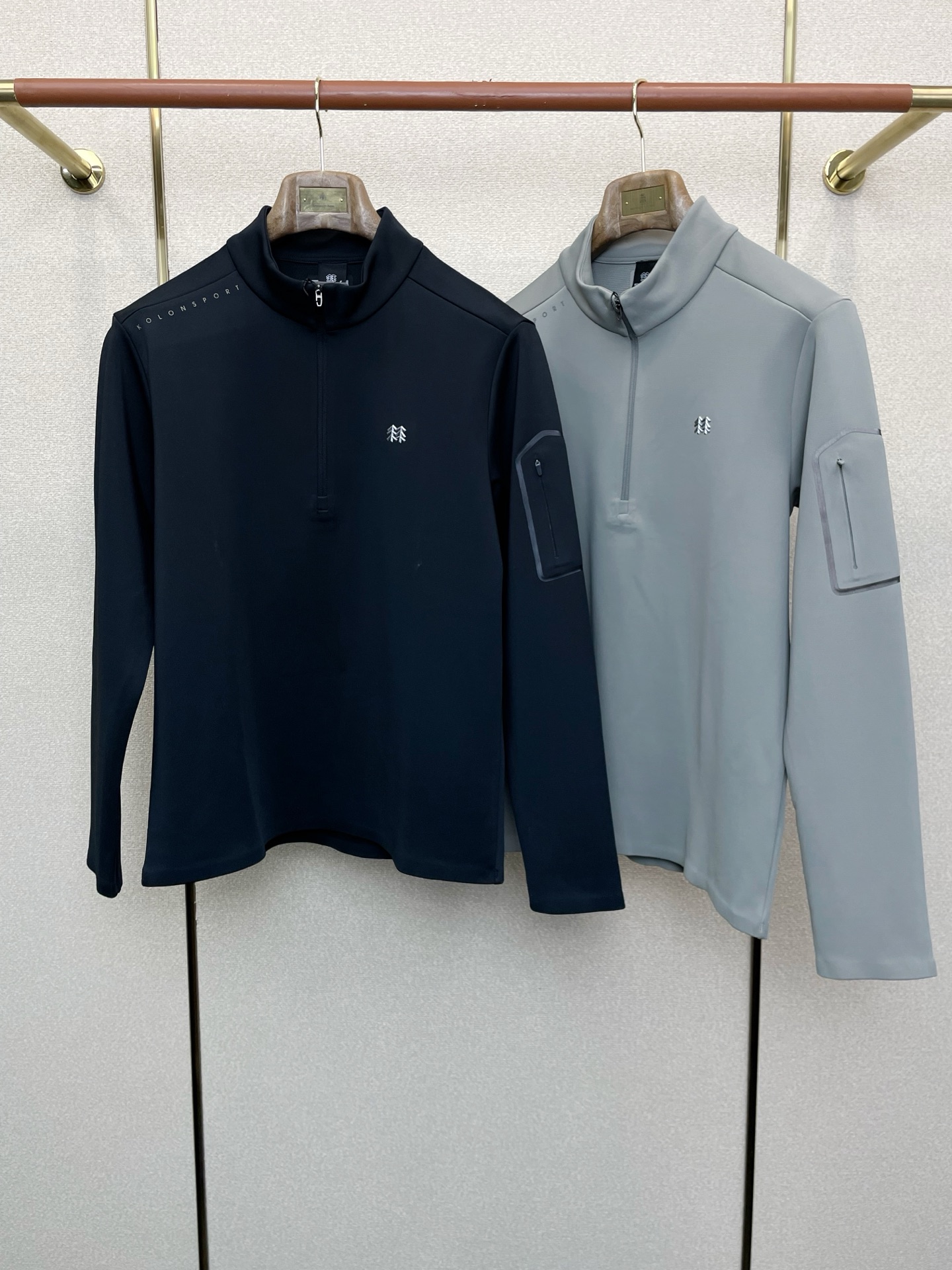 NO:622909,.KOLON SPORTS exclusively supplies the new original men's casual half-zip long sleeves. High-end customization. High-end version. Fashionable and versatile imported fabrics. Super soft and delicate feel. Skin-friendly and comfortable to wear. High-end boutique. The upper body is made by the OEM. It is a must-have item for men. Three standards are complete. Size M-3XL,,alexander wang19860909.KOLON SPORTS独家专供新款原单男士休闲半拉链长袖 高端定制 高端版本 时尚百搭爆款进口面料 手感超柔软细腻 穿着亲肤舒适 高端精品 代工厂精细做上身非常赞 男士必备单品 三标齐全 码数M-3XL,,alexander wang,Men's clothing