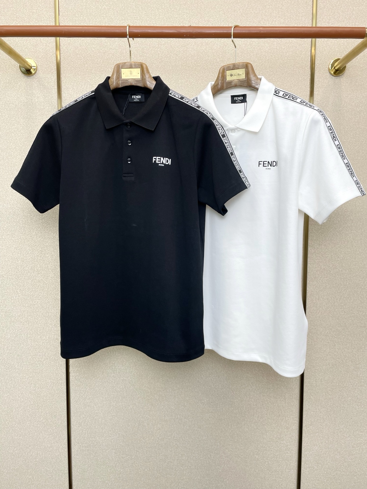 NO:622969,.FENDI Fendi exclusively provides new original men's casual Polo short sleeves. High-end customization. High-end version. Fashionable and versatile imported fabrics. Super soft and delicate feel. Skin-friendly and comfortable to wear. High-end boutique. The upper body is exquisitely made by the factory. Men's must-have items. Three standards are complete. Size L-4XL,,fendi,fendi,T-shirt,alexander wang19860909.FENDI芬迪独家专供新款原单男士休闲Polo短袖 高端定制 高端版本 时尚百搭爆款进口面料 手感超柔软细腻 穿着亲肤舒适 高端精品 代工厂精细做上身非常赞 男士必备单品 三标齐全 码数L-4XL,,fendi,fendi,T-shirt,alexander wang,Men's clothing