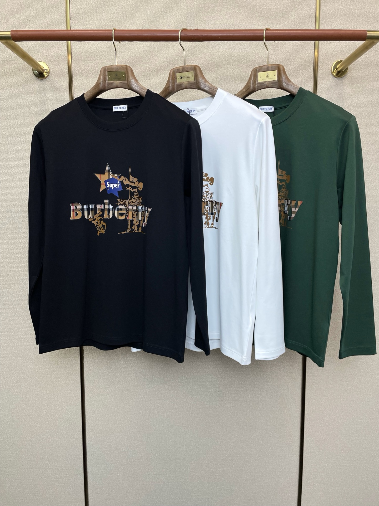 NO:623012,.Burberry exclusively supplies new original men's casual long sleeves. High-end customization. High-end version. Fashionable and versatile imported fabrics. Super soft and delicate feel. Skin-friendly and comfortable to wear. High-end boutique. The upper body is exquisitely made by the factory. A must-have item for men. Three complete standards. Size M-3XL,,burberry,burberry,alexander wang19860909.Burberry巴宝莉独家专供新款原单男士休闲长袖 高端定制 高端版本 时尚百搭爆款进口面料 手感超柔软细腻 穿着亲肤舒适 高端精品 代工厂精细做上身非常赞 男士必备单品 三标齐全 码数M-3XL,,burberry,burberry,alexander wang,Men's clothing