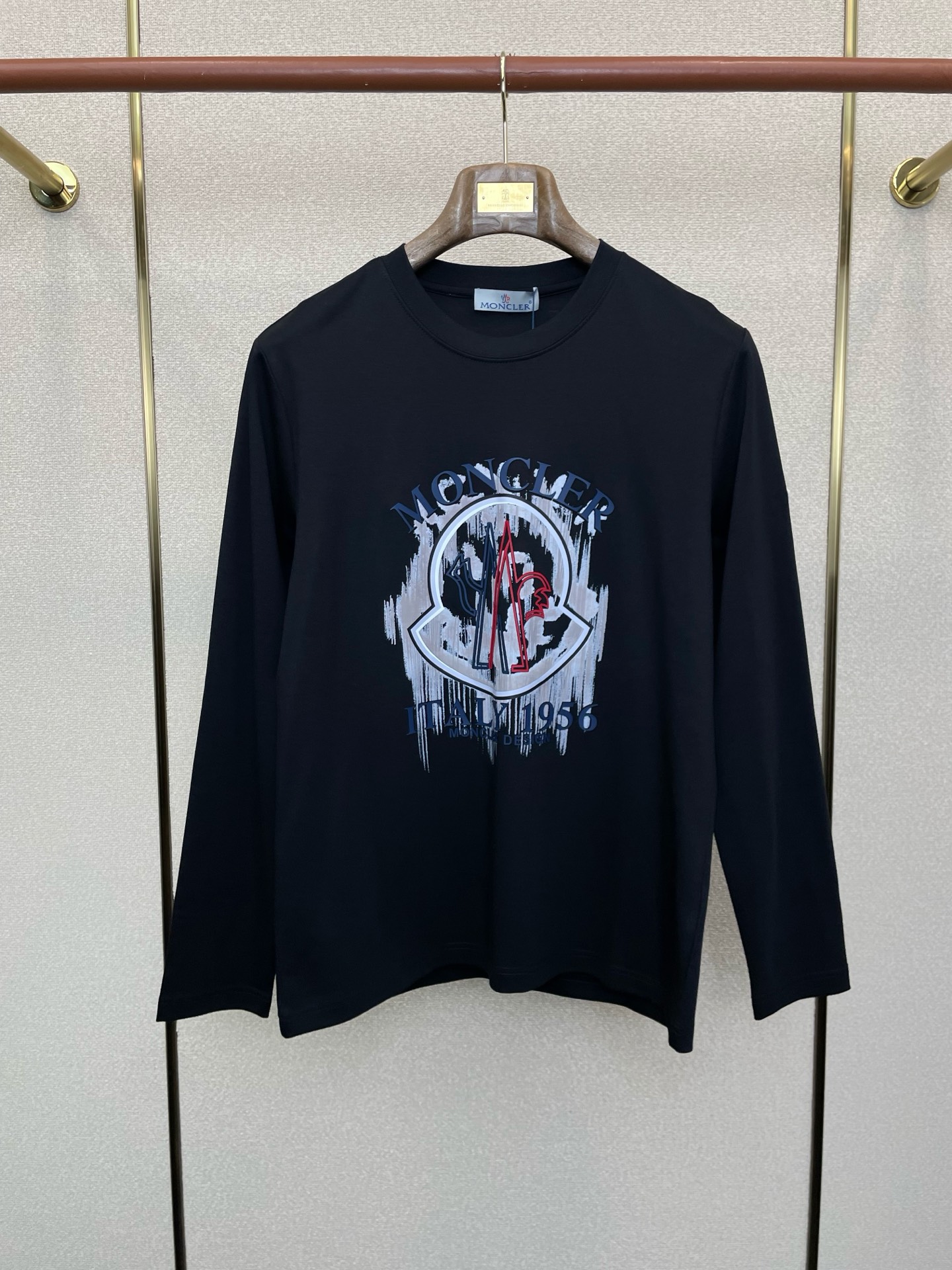 NO:623015,.Exclusively for Moncler, the new original men's casual long-sleeve, high-end customization, high-end version, fashionable and versatile imported fabrics, super soft and delicate to the touch, skin-friendly and comfortable to wear, high-end boutique, the upper body is exquisitely made by the factory, a must-have item for men, complete with three standards, size M-3XL,,Moncler,alexander wang19860909.Moncler蒙口独家专供新款原单男士休闲长袖 高端定制 高端版本 时尚百搭爆款进口面料 手感超柔软细腻 穿着亲肤舒适 高端精品 代工厂精细做上身非常赞 男士必备单品 三标齐全 码数M-3XL,,Moncler,alexander wang,Men's clothing