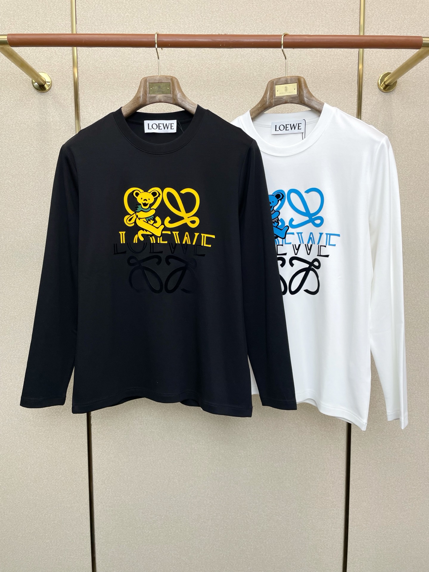 NO:623018,.LOEWE exclusively supplies new original men's casual long sleeves, high-end customization, high-end version, fashionable and versatile imported fabrics, super soft and delicate to the touch, skin-friendly and comfortable to wear, high-end boutique, the upper body is exquisitely made by the OEM, a must-have item for men, complete with three standards, size M-3XL,,loewe,loewe,alexander wang19860909.LOEWE罗意威独家专供新款原单男士休闲长袖 高端定制 高端版本 时尚百搭爆款进口面料 手感超柔软细腻 穿着亲肤舒适 高端精品 代工厂精细做上身非常赞 男士必备单品 三标齐全 码数M-3XL,,loewe,loewe,alexander wang,Men's clothing