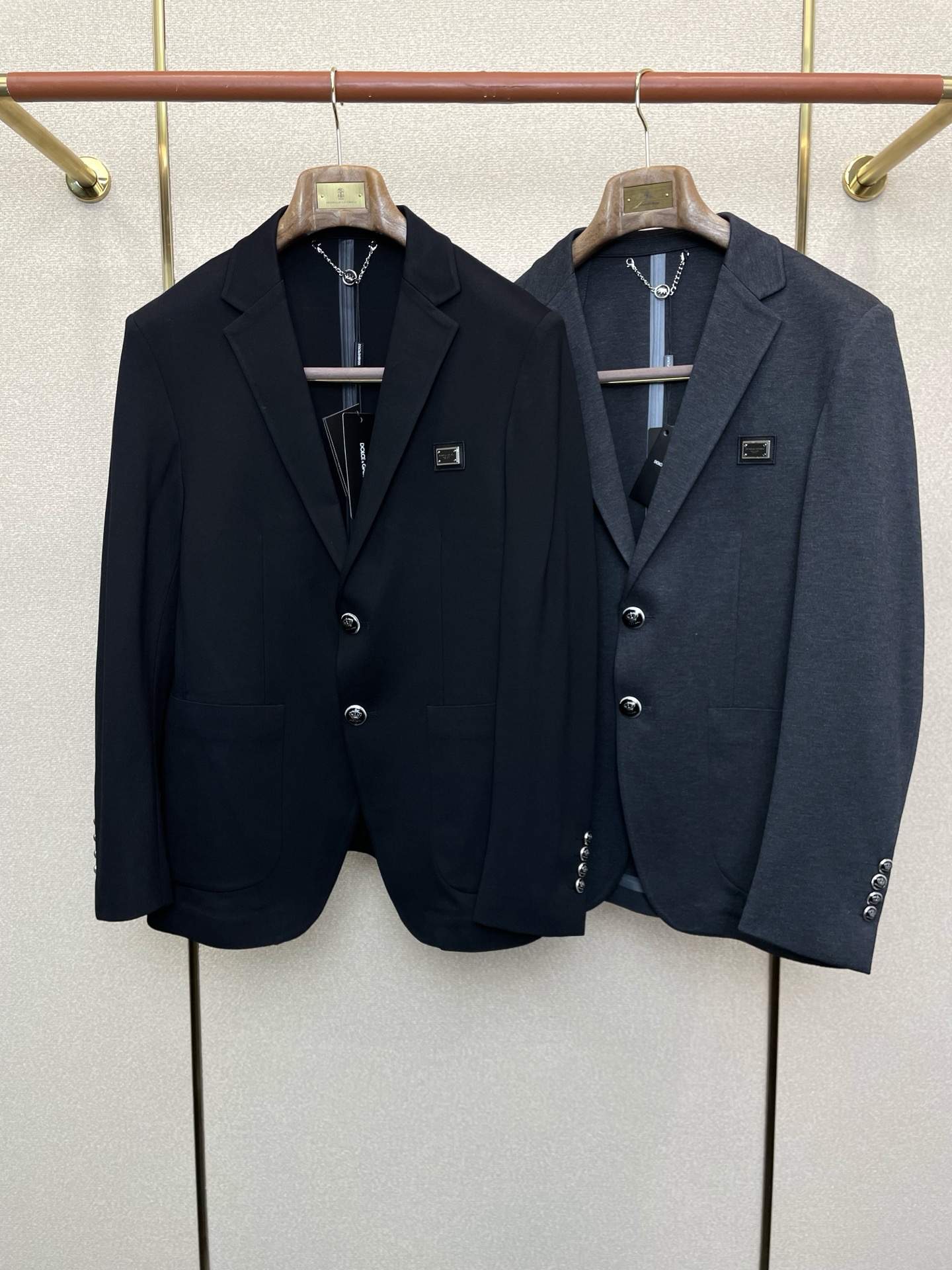 NO:622943,.Dolce&Gabbana exclusively supplies new original men's casual suit jackets. High-end customization. High-end version. Fashionable and versatile imported fabrics. Super soft and delicate feel. Skin-friendly and comfortable to wear. High-end boutique. The upper body is finely made by the factory. It is a must-have item for men. Three standards are complete. Size M-3XL,,Dolce&Gabbana,Dolce&Gabbana,jackets & coats,alexander wang19860909.Dolce&Gabbana杜嘉班纳独家专供新款原单男士休闲西服外套 高端定制 高端版本 时尚百搭爆款进口面料 手感超柔软细腻 穿着亲肤舒适 高端精品 代工厂精细做上身非常赞 男士必备单品 三标齐全 码数M-3XL,,Dolce&Gabbana,Dolce&Gabbana,jackets & coats,alexander wang,Men's clothing