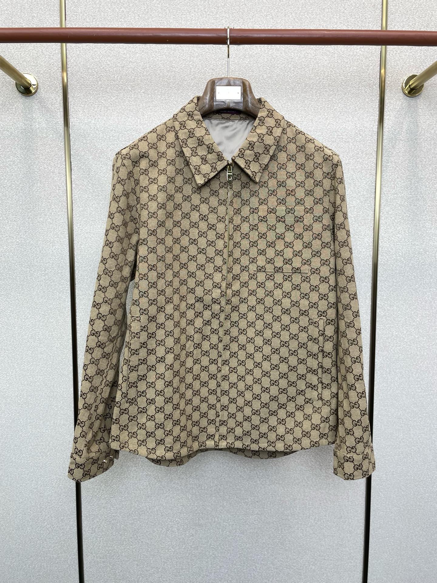 NO:622933,.Gucci Gucci exclusively supplies new original men's casual jackets. Breathable and comfortable. High-end customization. High version. Fashionable and versatile imported fabrics. Super soft and delicate feel. Skin-friendly and comfortable to wear. High-end boutique. The upper body is finely made by the factory. It is a must-have item for men. Three standards are complete. Size M-3XL,,gucci,gucci,jackets & coats,alexander wang19860909.Gucci古驰独家专供新款原单男士休闲夹克 透气舒适 高端定制 高版本 时尚百搭爆款进口面料 手感超柔软细腻 穿着亲肤舒适 高端精品 代工厂精细做上身非常赞 男士必备单品 三标齐全 码数M-3XL,,gucci,gucci,jackets & coats,alexander wang,Men's clothing