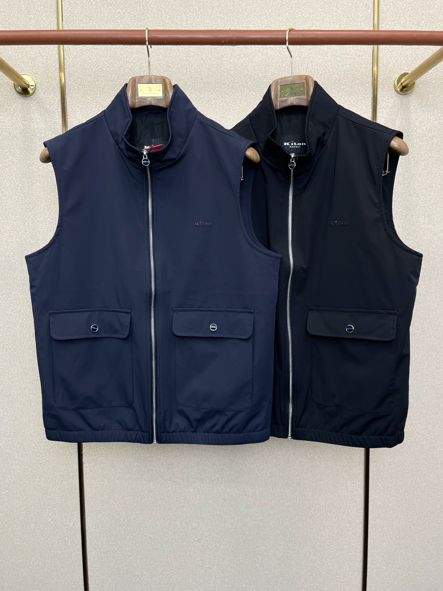 NO:622963,.KITON exclusively provides new original men's casual thin vests. Breathable and comfortable. High-end customization. High version. Fashionable and versatile imported fabrics. Super soft and delicate feel. Skin-friendly and comfortable to wear. High-end boutique. The upper body is exquisitely made by the factory. A must-have item for men. Three complete standards. Size M-3XL, alexander wang19860909.KITON独家专供新款原单男士休闲薄马甲 透气舒适 高端定制 高版本 时尚百搭爆款进口面料 手感超柔软细腻 穿着亲肤舒适 高端精品 代工厂精细做上身非常赞 男士必备单品 三标齐全 码数M-3XL,,alexander wang,Men's clothing