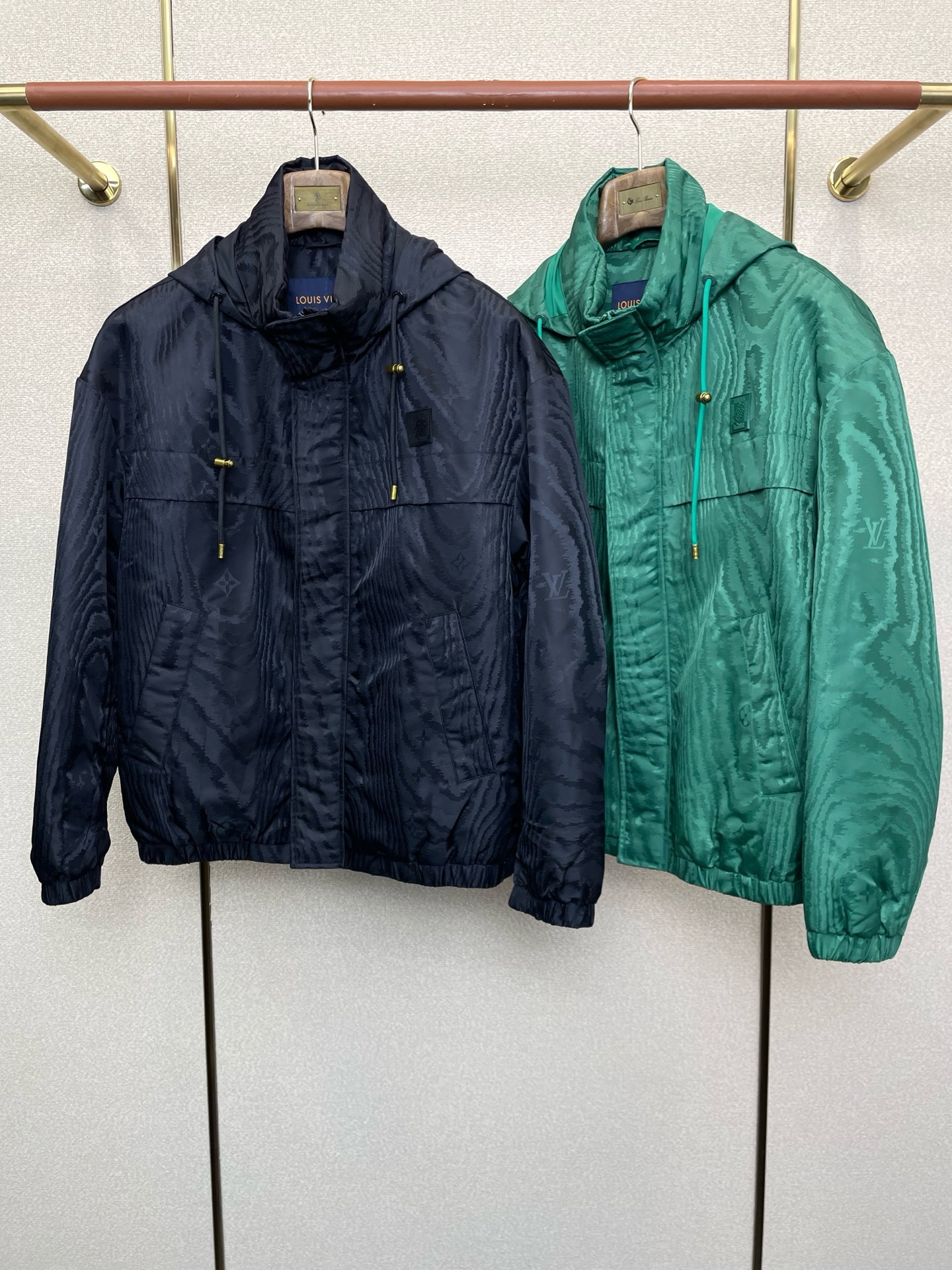 NO:622961,. Down Jacket - Louis Vuitton exclusively supplies new autumn and winter down jackets. The trading company channel rarely sells essential warm items for cooling weather, which can be worn for daily or outdoor sports. It is wear-resistant, scratch-resistant and easy to care for. The interior is filled with high-quality white goose down. It is paired with large square quilting technology to create a fluffy and full overall effect. It also has a strong thermal insulation and temperature locking effect, so that you are not afraid of the cold outdoor weather in autumn and winter!  Size 48-56,,louis vuitton,louis vuitton,down jacket,alexander wang19860909.羽绒服-Louis Vuitton路易威登独家专供秋冬新款羽绒服 贸易公司渠道稀出降温天气必备的保暖单品,不论是日常还是户外运动都能穿.耐磨防刮易打理,内里配置优质白鹅绒埴充,在搭配大方格绗缝工艺,打造蓬松饱满的整体效果,兼顾强悍的保暖锁温效果,让你无惧秋冬季寒冷的户外天气! 尺码48-56,,louis vuitton,louis vuitton,down jacket,alexander wang,Men's clothing