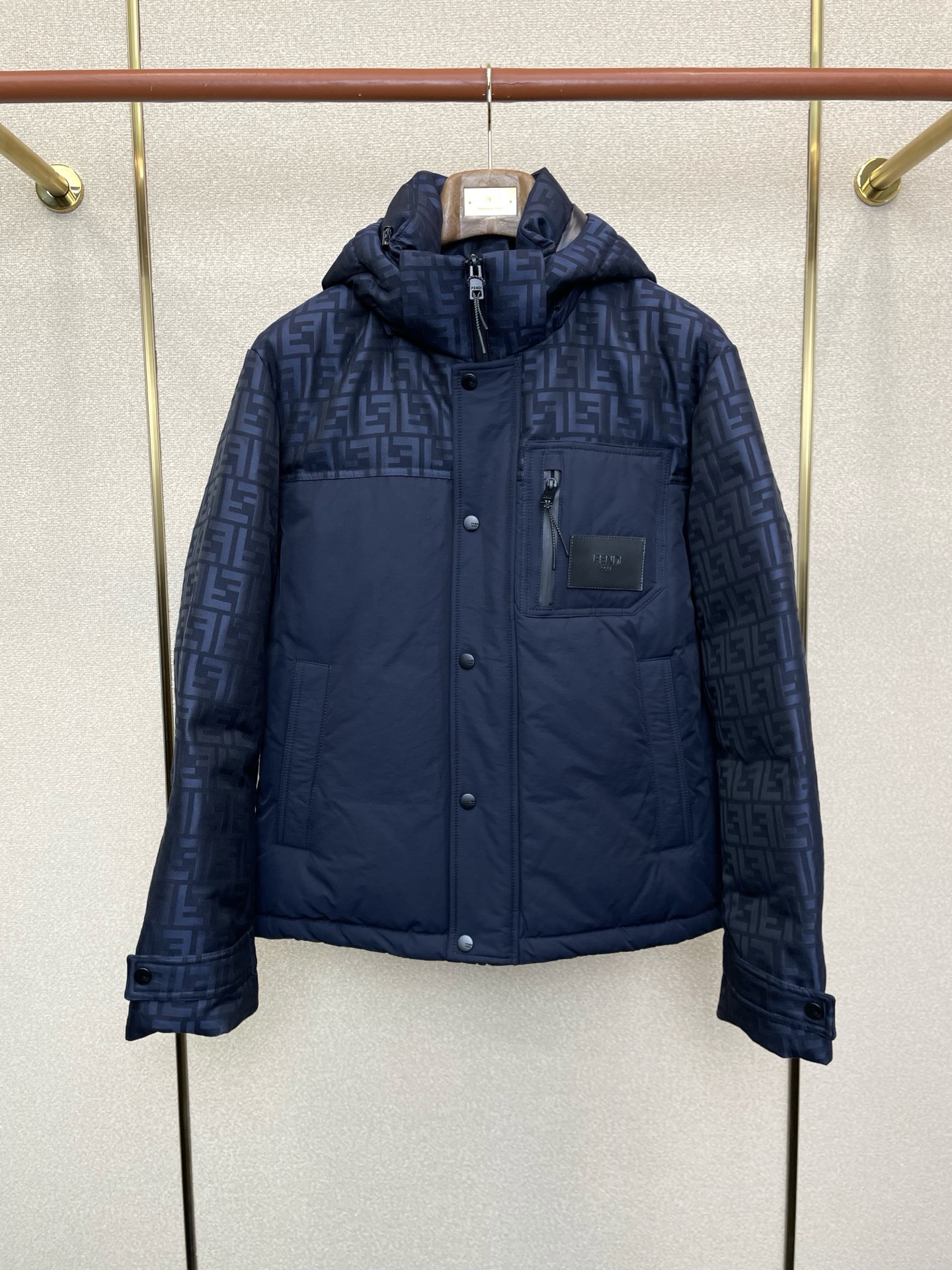 NO:622965,.Down jacket - FENDI exclusively supplies new autumn and winter down jackets. The trading company channel rarely sells essential warm items for cooling weather, which can be worn for daily or outdoor sports. It is wear-resistant, scratch-resistant and easy to care for, and is filled with high-quality white goose down inside. It is paired with large square quilting technology to create a fluffy and full overall effect. It also has a strong thermal insulation and temperature locking effect, so that you are not afraid of the cold outdoor weather in autumn and winter!  Size 48-56,,fendi,fendi,down jacket,alexander wang19860909.羽绒服-FENDI芬迪独家专供秋冬新款羽绒服 贸易公司渠道稀出降温天气必备的保暖单品,不论是日常还是户外运动都能穿.耐磨防刮易打理,内里配置优质白鹅绒埴充,在搭配大方格绗缝工艺,打造蓬松饱满的整体效果,兼顾强悍的保暖锁温效果,让你无惧秋冬季寒冷的户外天气! 尺码48-56,,fendi,fendi,down jacket,alexander wang,Men's clothing