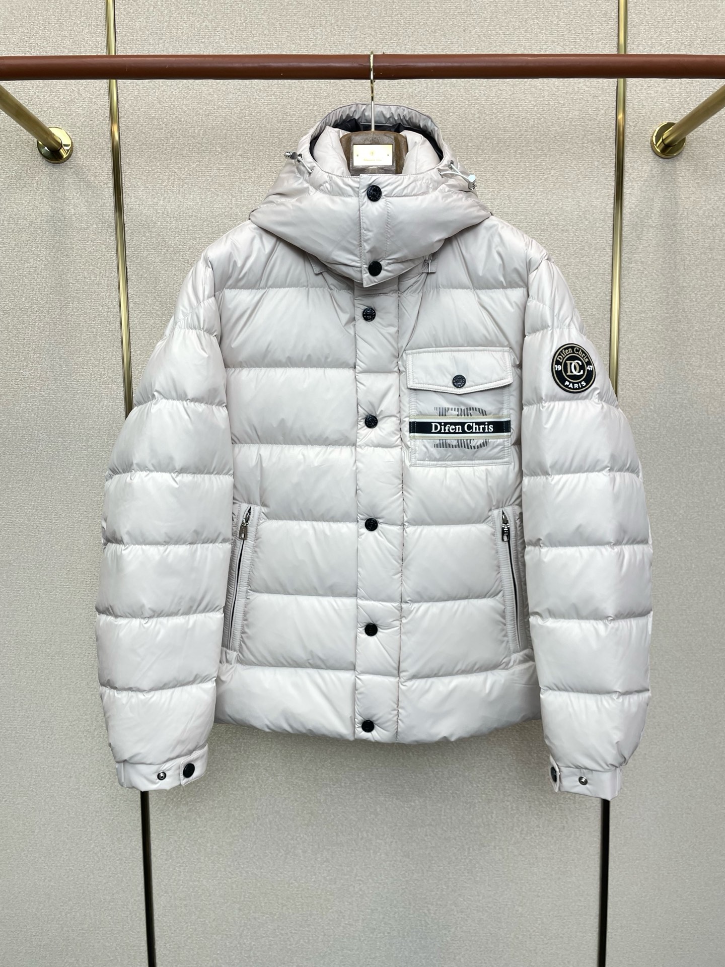 NO:622957,. Down jacket - Dolce&Gabbana exclusively supplies new down jackets for autumn and winter. The trading company channel rarely sells essential warm items for cooling weather, which can be worn for daily or outdoor sports. It is wear-resistant, scratch-resistant and easy to care for. The interior is filled with high-quality white goose down. It is paired with large square quilting technology to create a fluffy and full overall effect. It also has a strong thermal insulation and temperature locking effect, so that you are not afraid of the cold outdoor weather in autumn and winter!  Size 48-56,,Dolce&Gabbana,Dolce&Gabbana,down jacket,alexander wang19860909.羽绒服-Dolce&Gabbana杜嘉班纳独家专供秋冬新款羽绒服 贸易公司渠道稀出降温天气必备的保暖单品,不论是日常还是户外运动都能穿.耐磨防刮易打理,内里配置优质白鹅绒埴充,在搭配大方格绗缝工艺,打造蓬松饱满的整体效果,兼顾强悍的保暖锁温效果,让你无惧秋冬季寒冷的户外天气! 尺码48-56,,Dolce&Gabbana,Dolce&Gabbana,down jacket,alexander wang,Men's clothing