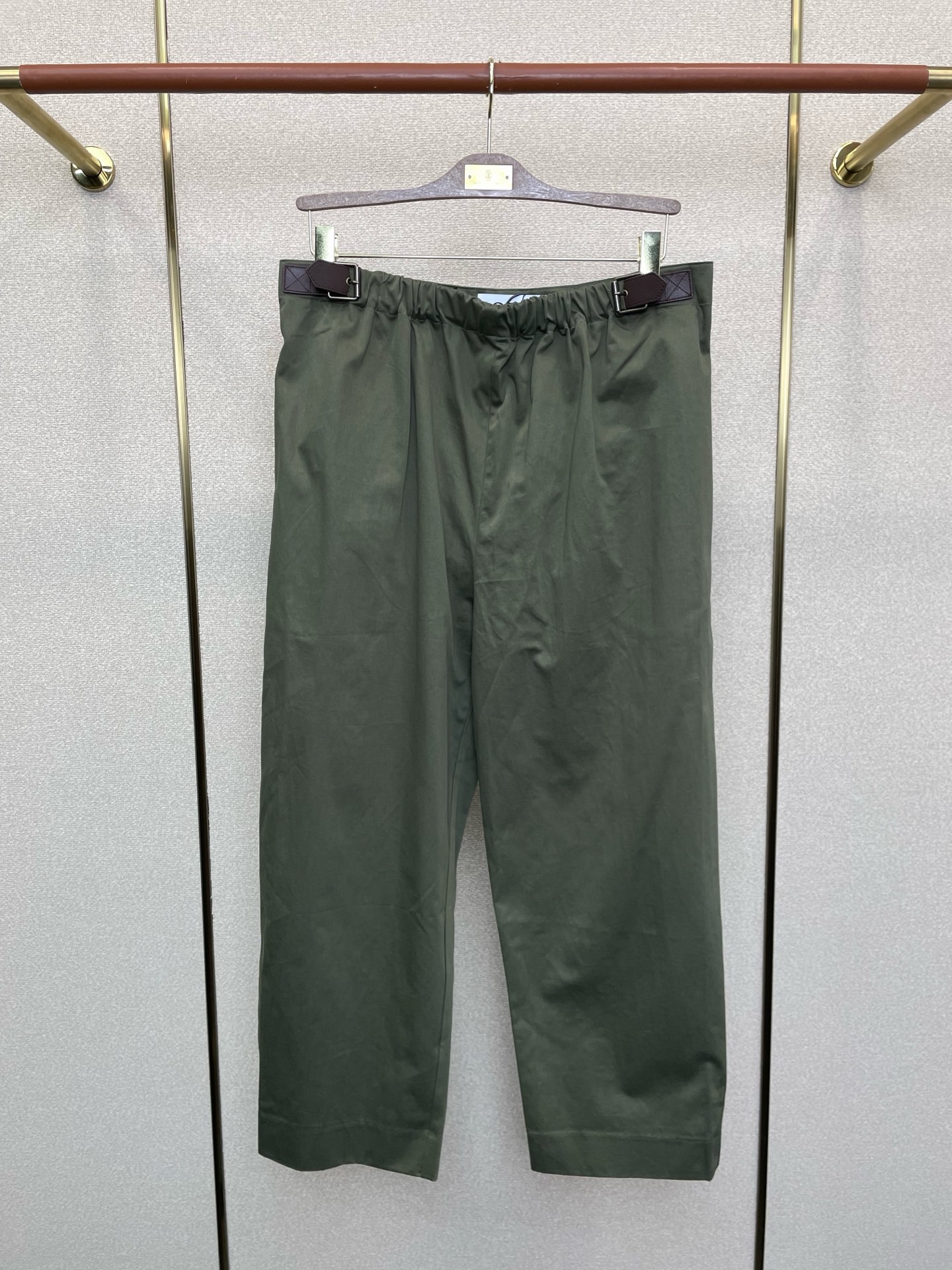 NO:622895,.LOEWE exclusively supplies new casual pants, leather label elastic waist overalls, high-end version!  Custom-made fabrics at the counter are highly breathable and comfortable, with impeccable details and brand element design concepts, reflecting high quality. It feels delicate and soft!  It presents a casual cut and the upper body shape is awesome!  Code number 46.48.50.52,,loewe,loewe,alexander wang19860909.LOEWE罗意威独家专供新款 休闲裤 皮标松紧腰工装裤 高端版本！专柜定制面料 透气舒适度高,细节无可挑剔,品牌元素设计理念,体现高品质.手感细腻柔软！呈现休闲裁剪,上身版型超赞！码数46.48.50.52,,loewe,loewe,alexander wang,Men's clothing