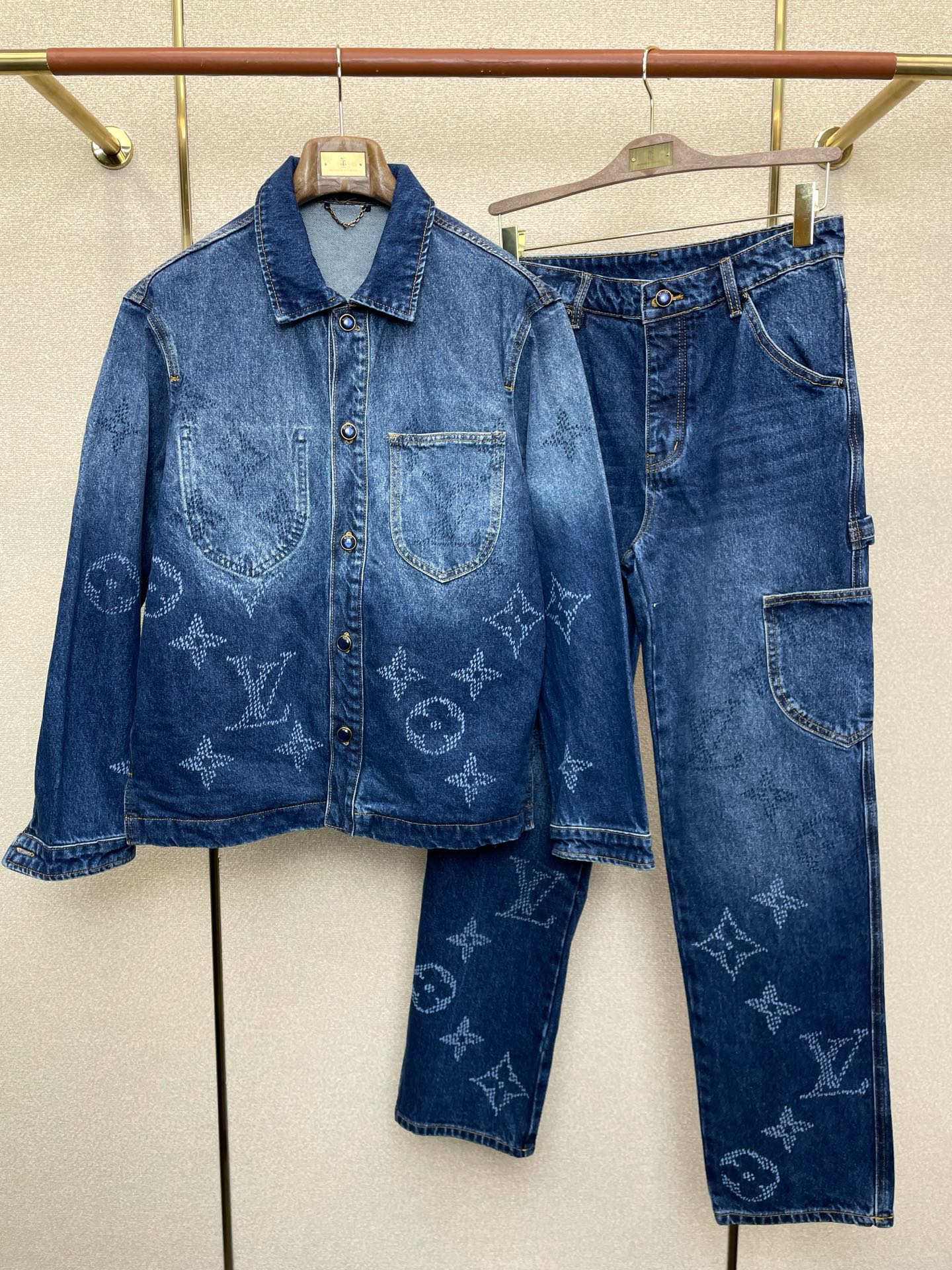 NO:622966,Jacket, trousers P.Louis Vuitton Exclusively available at Louis Vuitton's new counters, the same style denim suit, breathable, comfortable and casual!  Full of high-end feel!  The details are exquisite and high-end, and the workmanship is impeccable!  The original high-end fabric is very high-end!  The fabric is soft, delicate and comfortable, moisture-absorbent, quick-drying and breathable, neat and stylish. Jacket size S-XL, pants size 30.31.32.33,,louis vuitton,louis vuitton,jackets & coats,alexander wang19860909外套、长裤P.Louis Vuitton路易威登独家专供新款专柜同款牛仔套装,透气舒适休闲！高级感满满！细节精致高档,做工无可挑剔！原版高端面料很显高级！面料柔软细腻舒适 吸湿速干透气,利落有型. 外套码数S-XL 裤子码数30.31.32.33,,louis vuitton,louis vuitton,jackets & coats,alexander wang,Men's clothing