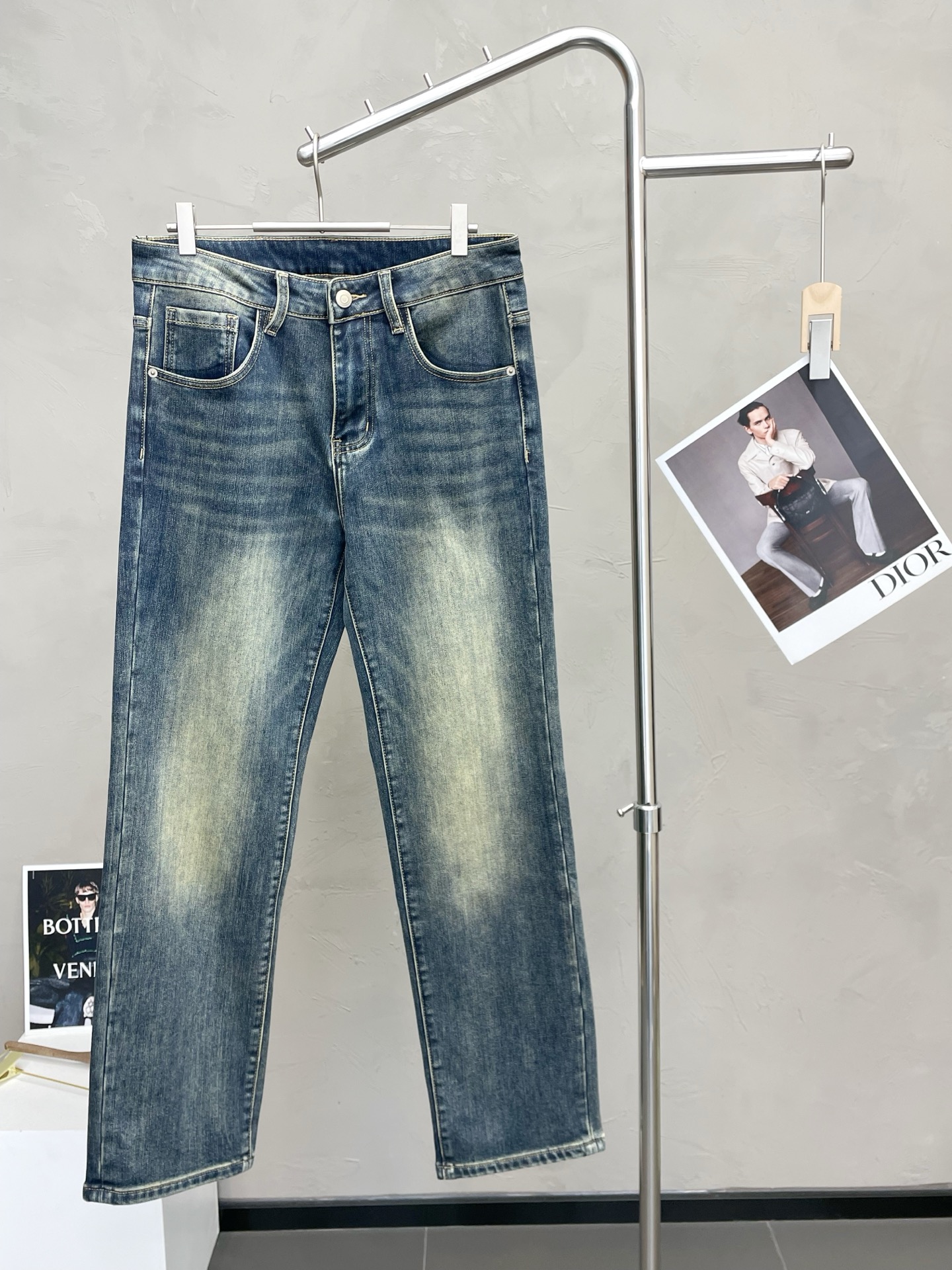 NO:622918,.Louis Vuitton exclusive high-end version of new jeans!  The custom-made velvet fabric at the counter is highly breathable and comfortable, with impeccable details and brand element design concepts, reflecting high quality. It feels delicate and soft!  It presents a casual cut and the upper body shape is awesome!  Code number 29-38,,louis vuitton,louis vuitton,jeans,alexander wang19860909.Louis Vuitton路易威登独家专供新款牛仔裤高端版本！专柜定制加绒面料 透气舒适度高,细节无可挑剔,品牌元素设计理念,体现高品质.手感细腻柔软！呈现休闲裁剪,上身版型超赞！码数29-38,,louis vuitton,louis vuitton,jeans,alexander wang,Men's clothing