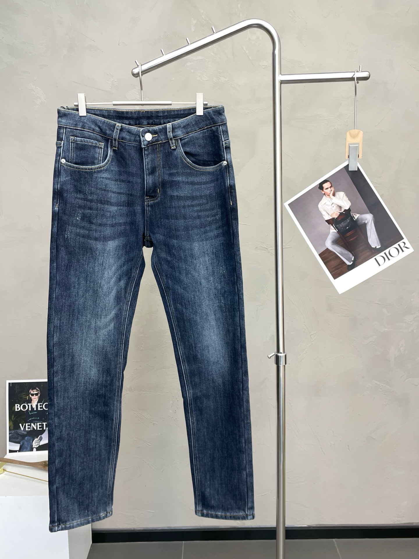 NO:622900,.Prada exclusively offers high-end versions of new jeans!  The custom-made velvet fabric at the counter is highly breathable and comfortable, with impeccable details and brand element design concepts, reflecting high quality. It feels delicate and soft!  It presents a casual cut and the upper body shape is awesome!  Code number 29-38,,prada,prada,jeans,alexander wang19860909.Prada普拉达独家专供新款牛仔裤高端版本！专柜定制加绒面料 透气舒适度高,细节无可挑剔,品牌元素设计理念,体现高品质.手感细腻柔软！呈现休闲裁剪,上身版型超赞！码数29-38,,prada,prada,jeans,alexander wang,Men's clothing