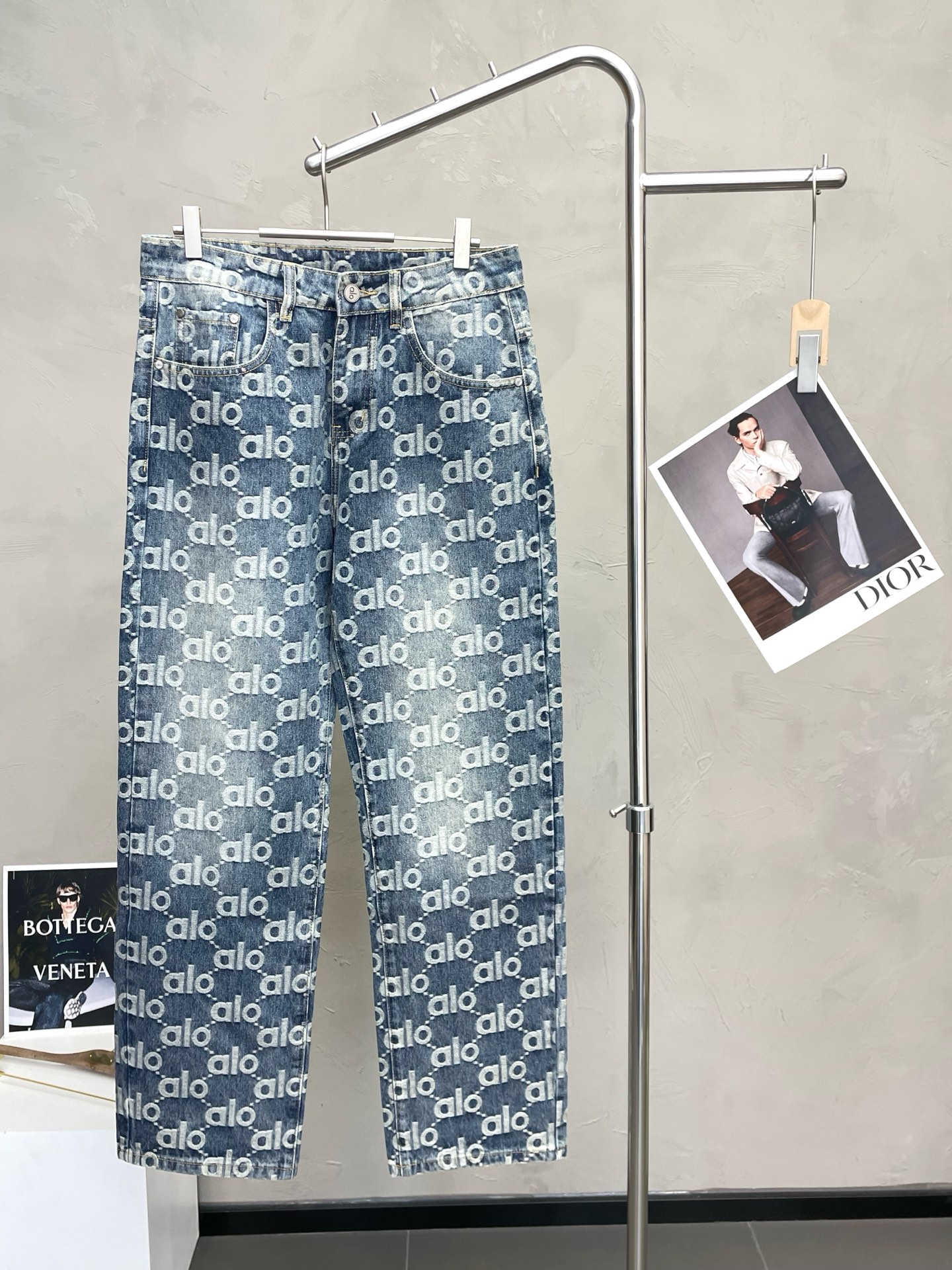 NO:622912,.ALO YOGA exclusively offers high-end versions of new jeans!  Custom-made fabrics at the counter are highly breathable and comfortable, with impeccable details and brand element design concepts, reflecting high quality. It feels delicate and soft!  It presents a casual cut and the upper body shape is awesome!  Code number 29-38,,jeans,alexander wang19860909.ALO YOGA独家专供新款牛仔裤高端版本！专柜定制面料 透气舒适度高,细节无可挑剔,品牌元素设计理念,体现高品质.手感细腻柔软！呈现休闲裁剪,上身版型超赞！码数29-38,,jeans,alexander wang,Men's clothing