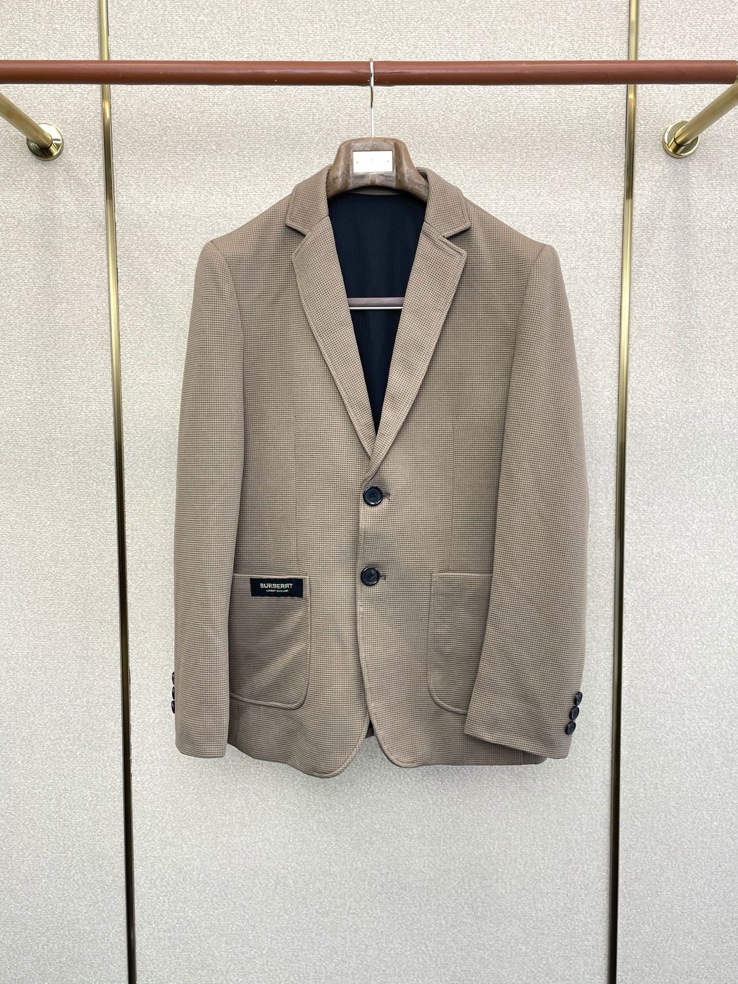 NO:624881,.BBR-Burberry's new original men's casual suit, special channel supply, high-end goods, official website counter synchronization, simple and classic popular style, exclusive and exclusive. Simple, neat and refreshing business, quality workmanship details can withstand any form of inspection, definitely produced by a major factory, presenting a brand new look, giving you a unique upper body experience!  All have gone through a strict selection process, original custom-made buttons, simple, elegant and versatile styles. The upper body is elegant and handsome, giving you a brand new sense of sight!  The appearance is incomparable, the details are in place, the upper body is not picky, it is a must-have for your own use. Size M-4XL,, burberry, burberry, alexander wang19860909.BBR-Burberry 巴宝莉 新款原单男士休闲西服 渠道特供 高端货 官网柜台同步 简约经典大爆款,独家专供.简洁利落又清爽商务,品质做工细节经得起任何形式检验,绝对大厂代工出品 呈现一种焕然一新,赋予你与众不同的上身体验！均经过严格的挑选工序,原版定制纽扣,简约大方百搭款 上身优雅帅气,焕然一新的即视感！品相无敌,细节都很到位,上身不挑人,必入的自留款.码数M-4XL,,burberry,burberry,alexander wang,Men's clothing